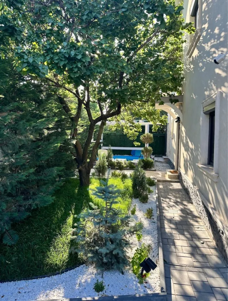Vila,garaj dublu,semineu,piscina,Militari limita Sect6,Chiajna,Rosu - De vanzare vila de lux,recent renovata complet cu materiale premium,mobilata si utilata complet incl electrocasnice,pozitionata la 1minut de Bucuresti Sector6 strada Margelelor b-dul 1864 si Strada Apusului,in Chiajna/Ilfov. 240mp utili.
Utilitati: apa retea, canal, electricitate,gaz, sosea asfaltata.
Imobilul este recent renovat complet,exclusiv cu materiale premium: travertin,marmura, piatra naturala, suprafate vitrate floor to ceiling, semineu pe lemne din marmura import italia,jacuzzi interior, piscina exterioara,terasa inchisa cu perete din sticla retractabila, pergola piscina cu ecran proiectie filme in aer liber, garaj dublu cu spatiu fitness, mobilier italia lemn masiv, usi lemn masiv cires,seminee terasa si dormitor matrimonial etc.
Casa are suprafata de 120mp pe nivel parter,120mp mansarda, 2 terase de 25mp si respectiv 30mp,camara anexa bucatariei de 6mp,rezultand un total de 280mp construiti pe un teren de 500mp. Living'ul are o dimensiune generoasa de 55mp cu zona dining de 12persoane( extensibil la 14 pers) bar inchis cu sticla, iluminat led, corpuri iluminat din cristal,canapea pentru 8persoane si semineul din marmura functional cu lemne. Tot la parter avem o baie cu Jacuzzi de 12mp aceasta fiind una din cele 3 bai ale locuintei. In continuare,la parterul imobilului regasim Bucataria de 25mp cu o camara anexa de 6mp, si terasa de 25mp. 
In exterior este anexat un garaj pentru doua masini,si spatiu exterior pentru inca doua,piscina cu camera tehnica,plaja piscinei,cu video teatrul in aer liber,gradina si curtea. 
La etaj din holul de distributie se intra in cele 3 dormitoare, unul matrimonial cu baie proprie, si doua dormitoare cu o baie comuna de 20mp. Imobilul dispune de toate utilitatile, apa curenta Apa Nova, contract enel, contract gdf centrala proprie etc. 
Ca masuri de securitate imobilul este dotat cu 10senzori de miscare,9 camere de supraveghere perimetrale,sistem de alarma digital conectat la wi-fi/ telefon si serviciul de paza BGS,senzori de fum(bucatarie si living-semineu)imobilul este dotat deasemenea cu jaluzele electrice din aluminiu(thermo si fonorezistente)instalate la toate ferestrele,cat si la usa de intrare si usa acces terasa toate controlate din telecoamanda.
Mobilerul este import italia, partial executat din lemn masiv,corpurile de iluminat italia din cristal, aparatele de aer conditionat Samsung. Centrala proprie pe gaz,calorifere aluminiu,termostat ambient reglabil wi/fi telefon de la orice distanta. Mobila executata la comanda. Iluminare integrala LED toate corpurile de iluminat, consum extrem de redus electricitate. Aparate frigorifice BOSCH,electrocasnice:plita cuptor hota FRANKE, chiuveta si baterie FRANKE, televizoare smart SAMSUNG in fiecare camera, bucatarie si terasa cu diagonale minim100-140cm. Iluminat ambiental led terasa si ventilatoare functionale tavan.Parchet Rooms Germania 30ani garantie trafic intens, travertin calitatea 1. Sistem deschidere porti automat. Gard exterior imbracat in travertin, porti fier forjat.Vila se preda mobilata si utilata integral cum se observa in poze,nefiind necesara nici o investitie. Costurile pt renovare/mobilare/electrocasnice depasind 180.000euro. Locatie extrem de avantajoasa,deschidere directa drum asfaltat(nu servitute), zona de case, vecini pe toate laturile, nu se mai poate construi.Desi situata in zona teritoriala Ilfov se afla situata la 1 minut fata de limita Sectorului6, imediat langa Carrefour si Mega Image Bacriului la 1 si respectiv 3minute mers pe jos. Mai multe foto/ video disponibile la cerere(dosar foto/video extins) 
Direct proprietar. Comision achizitie 0% Vizionari cu programare telefonica.