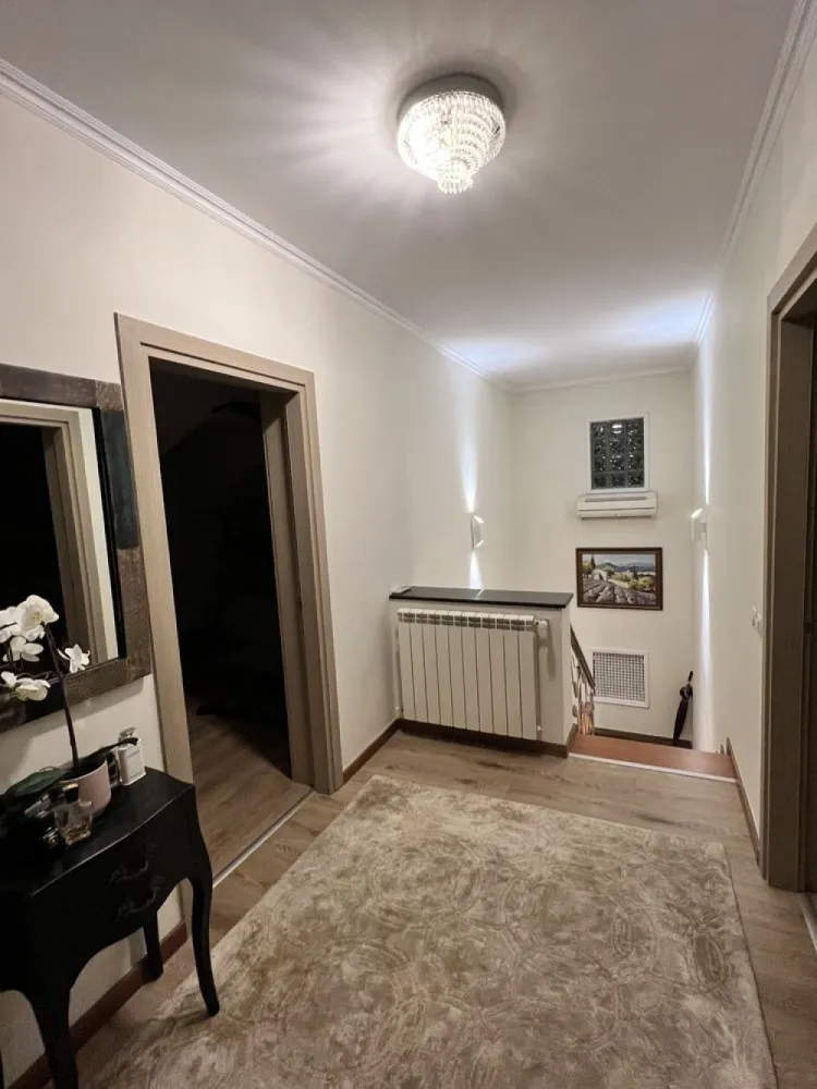 Vila,garaj dublu,semineu,piscina,Militari limita Sect6,Chiajna,Rosu - De vanzare vila de lux,recent renovata complet cu materiale premium,mobilata si utilata complet incl electrocasnice,pozitionata la 1minut de Bucuresti Sector6 strada Margelelor b-dul 1864 si Strada Apusului,in Chiajna/Ilfov. 240mp utili.
Utilitati: apa retea, canal, electricitate,gaz, sosea asfaltata.
Imobilul este recent renovat complet,exclusiv cu materiale premium: travertin,marmura, piatra naturala, suprafate vitrate floor to ceiling, semineu pe lemne din marmura import italia,jacuzzi interior, piscina exterioara,terasa inchisa cu perete din sticla retractabila, pergola piscina cu ecran proiectie filme in aer liber, garaj dublu cu spatiu fitness, mobilier italia lemn masiv, usi lemn masiv cires,seminee terasa si dormitor matrimonial etc.
Casa are suprafata de 120mp pe nivel parter,120mp mansarda, 2 terase de 25mp si respectiv 30mp,camara anexa bucatariei de 6mp,rezultand un total de 280mp construiti pe un teren de 500mp. Living'ul are o dimensiune generoasa de 55mp cu zona dining de 12persoane( extensibil la 14 pers) bar inchis cu sticla, iluminat led, corpuri iluminat din cristal,canapea pentru 8persoane si semineul din marmura functional cu lemne. Tot la parter avem o baie cu Jacuzzi de 12mp aceasta fiind una din cele 3 bai ale locuintei. In continuare,la parterul imobilului regasim Bucataria de 25mp cu o camara anexa de 6mp, si terasa de 25mp. 
In exterior este anexat un garaj pentru doua masini,si spatiu exterior pentru inca doua,piscina cu camera tehnica,plaja piscinei,cu video teatrul in aer liber,gradina si curtea. 
La etaj din holul de distributie se intra in cele 3 dormitoare, unul matrimonial cu baie proprie, si doua dormitoare cu o baie comuna de 20mp. Imobilul dispune de toate utilitatile, apa curenta Apa Nova, contract enel, contract gdf centrala proprie etc. 
Ca masuri de securitate imobilul este dotat cu 10senzori de miscare,9 camere de supraveghere perimetrale,sistem de alarma digital conectat la wi-fi/ telefon si serviciul de paza BGS,senzori de fum(bucatarie si living-semineu)imobilul este dotat deasemenea cu jaluzele electrice din aluminiu(thermo si fonorezistente)instalate la toate ferestrele,cat si la usa de intrare si usa acces terasa toate controlate din telecoamanda.
Mobilerul este import italia, partial executat din lemn masiv,corpurile de iluminat italia din cristal, aparatele de aer conditionat Samsung. Centrala proprie pe gaz,calorifere aluminiu,termostat ambient reglabil wi/fi telefon de la orice distanta. Mobila executata la comanda. Iluminare integrala LED toate corpurile de iluminat, consum extrem de redus electricitate. Aparate frigorifice BOSCH,electrocasnice:plita cuptor hota FRANKE, chiuveta si baterie FRANKE, televizoare smart SAMSUNG in fiecare camera, bucatarie si terasa cu diagonale minim100-140cm. Iluminat ambiental led terasa si ventilatoare functionale tavan.Parchet Rooms Germania 30ani garantie trafic intens, travertin calitatea 1. Sistem deschidere porti automat. Gard exterior imbracat in travertin, porti fier forjat.Vila se preda mobilata si utilata integral cum se observa in poze,nefiind necesara nici o investitie. Costurile pt renovare/mobilare/electrocasnice depasind 180.000euro. Locatie extrem de avantajoasa,deschidere directa drum asfaltat(nu servitute), zona de case, vecini pe toate laturile, nu se mai poate construi.Desi situata in zona teritoriala Ilfov se afla situata la 1 minut fata de limita Sectorului6, imediat langa Carrefour si Mega Image Bacriului la 1 si respectiv 3minute mers pe jos. Mai multe foto/ video disponibile la cerere(dosar foto/video extins) 
Direct proprietar. Comision achizitie 0% Vizionari cu programare telefonica.