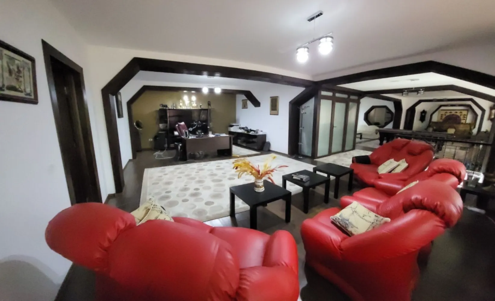 Vila zona centrala (zona mosilor),construcţie 2015, direct proprietar - Direct proprietar, Vila superba localizata central zona Mosilor, aproape de piaţă, şcoală, metrou, biserica, zona foarte linistita, de case. Preţul este foarte bun inclusiv pentru investiţii.
-suprafaţa teren 244 mp
-finalizata 2015, beton- caramida
-suprafaţă construita 650 mp, 
-compusa din D-P-1-M, 
-izolata foarte bine [cost intretinere foarte mic (apa+caldura) oct-mai 900 lei/luna], are centrala, instalaţie sanitara si izolaţie de exterior foarte performante
-este foarte aerisita, finisată cu materiale de foarte buna calitate
-peste 10 camere, 4 bai, casa scarii
-garaj sub casa şi în curte
-2 curţi interioare in spatele casei
-1 curte în fata casei
-zona foarte sigura, camere luat vederi, poarta cu interfon

Merita văzută şi cumpărată!

Este o casa SPECTACULOASA! noi am stat în ea şi are o super energie bună, este foarte uşor de întreţinut, costurile sunt foarte mici pentru suprafaţă sa.

Se pretează casa de locuit, firma sau combinaţie casa-firma.
Actele sunt pregatite pentru vânzare, sunt proprietar. Comision zero!
Preţ 575.000 euro negociabil.
Noi ne-am mutat din Bucureşti la Buşteni, de aceea o vindem.

Detalii si programari vizionare la telefon 07******38

Te rog distribuie sa ajunga la viitorul proprietar.

Mai multe poze aici: https://m.facebook.com/story.php?story_fbid=pfbid02FTfSgYHjAt6WUWntgFUCZxNvJxYGrtLp2Y3aH6a9E4YwKqrvkNGwk6HCz7YQupaJl&id;=100001729030940