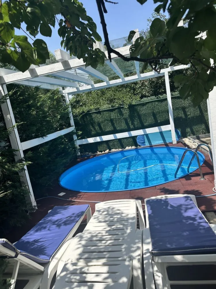 Vila,garaj dublu,semineu,piscina,Militari limita Sect6,Chiajna,Rosu - De vanzare vila de lux,recent renovata complet cu materiale premium,mobilata si utilata complet incl electrocasnice,pozitionata la 1minut de Bucuresti Sector6 strada Margelelor b-dul 1864 si Strada Apusului,in Chiajna/Ilfov. 240mp utili.
Utilitati: apa retea, canal, electricitate,gaz, sosea asfaltata.
Imobilul este recent renovat complet,exclusiv cu materiale premium: travertin,marmura, piatra naturala, suprafate vitrate floor to ceiling, semineu pe lemne din marmura import italia,jacuzzi interior, piscina exterioara,terasa inchisa cu perete din sticla retractabila, pergola piscina cu ecran proiectie filme in aer liber, garaj dublu cu spatiu fitness, mobilier italia lemn masiv, usi lemn masiv cires,seminee terasa si dormitor matrimonial etc.
Casa are suprafata de 120mp pe nivel parter,120mp mansarda, 2 terase de 25mp si respectiv 30mp,camara anexa bucatariei de 6mp,rezultand un total de 280mp construiti pe un teren de 500mp. Living'ul are o dimensiune generoasa de 55mp cu zona dining de 12persoane( extensibil la 14 pers) bar inchis cu sticla, iluminat led, corpuri iluminat din cristal,canapea pentru 8persoane si semineul din marmura functional cu lemne. Tot la parter avem o baie cu Jacuzzi de 12mp aceasta fiind una din cele 3 bai ale locuintei. In continuare,la parterul imobilului regasim Bucataria de 25mp cu o camara anexa de 6mp, si terasa de 25mp. 
In exterior este anexat un garaj pentru doua masini,si spatiu exterior pentru inca doua,piscina cu camera tehnica,plaja piscinei,cu video teatrul in aer liber,gradina si curtea. 
La etaj din holul de distributie se intra in cele 3 dormitoare, unul matrimonial cu baie proprie, si doua dormitoare cu o baie comuna de 20mp. Imobilul dispune de toate utilitatile, apa curenta Apa Nova, contract enel, contract gdf centrala proprie etc. 
Ca masuri de securitate imobilul este dotat cu 10senzori de miscare,9 camere de supraveghere perimetrale,sistem de alarma digital conectat la wi-fi/ telefon si serviciul de paza BGS,senzori de fum(bucatarie si living-semineu)imobilul este dotat deasemenea cu jaluzele electrice din aluminiu(thermo si fonorezistente)instalate la toate ferestrele,cat si la usa de intrare si usa acces terasa toate controlate din telecoamanda.
Mobilerul este import italia, partial executat din lemn masiv,corpurile de iluminat italia din cristal, aparatele de aer conditionat Samsung. Centrala proprie pe gaz,calorifere aluminiu,termostat ambient reglabil wi/fi telefon de la orice distanta. Mobila executata la comanda. Iluminare integrala LED toate corpurile de iluminat, consum extrem de redus electricitate. Aparate frigorifice BOSCH,electrocasnice:plita cuptor hota FRANKE, chiuveta si baterie FRANKE, televizoare smart SAMSUNG in fiecare camera, bucatarie si terasa cu diagonale minim100-140cm. Iluminat ambiental led terasa si ventilatoare functionale tavan.Parchet Rooms Germania 30ani garantie trafic intens, travertin calitatea 1. Sistem deschidere porti automat. Gard exterior imbracat in travertin, porti fier forjat.Vila se preda mobilata si utilata integral cum se observa in poze,nefiind necesara nici o investitie. Costurile pt renovare/mobilare/electrocasnice depasind 180.000euro. Locatie extrem de avantajoasa,deschidere directa drum asfaltat(nu servitute), zona de case, vecini pe toate laturile, nu se mai poate construi.Desi situata in zona teritoriala Ilfov se afla situata la 1 minut fata de limita Sectorului6, imediat langa Carrefour si Mega Image Bacriului la 1 si respectiv 3minute mers pe jos. Mai multe foto/ video disponibile la cerere(dosar foto/video extins) 
Direct proprietar. Comision achizitie 0% Vizionari cu programare telefonica.