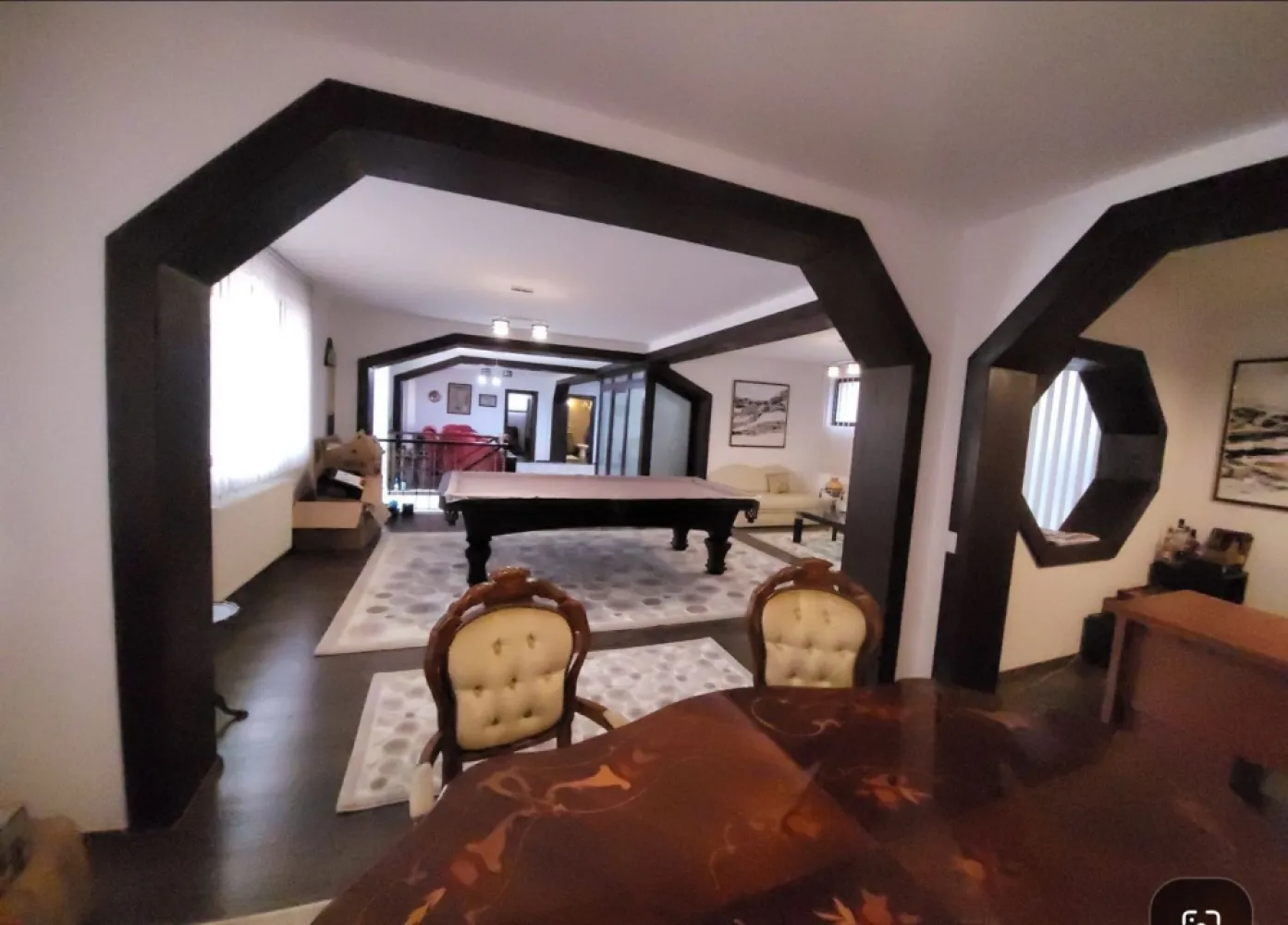 Vila zona centrala (zona mosilor),construcţie 2015, direct proprietar - Direct proprietar, Vila superba localizata central zona Mosilor, aproape de piaţă, şcoală, metrou, biserica, zona foarte linistita, de case. Preţul este foarte bun inclusiv pentru investiţii.
-suprafaţa teren 244 mp
-finalizata 2015, beton- caramida
-suprafaţă construita 650 mp, 
-compusa din D-P-1-M, 
-izolata foarte bine [cost intretinere foarte mic (apa+caldura) oct-mai 900 lei/luna], are centrala, instalaţie sanitara si izolaţie de exterior foarte performante
-este foarte aerisita, finisată cu materiale de foarte buna calitate
-peste 10 camere, 4 bai, casa scarii
-garaj sub casa şi în curte
-2 curţi interioare in spatele casei
-1 curte în fata casei
-zona foarte sigura, camere luat vederi, poarta cu interfon

Merita văzută şi cumpărată!

Este o casa SPECTACULOASA! noi am stat în ea şi are o super energie bună, este foarte uşor de întreţinut, costurile sunt foarte mici pentru suprafaţă sa.

Se pretează casa de locuit, firma sau combinaţie casa-firma.
Actele sunt pregatite pentru vânzare, sunt proprietar. Comision zero!
Preţ 575.000 euro negociabil.
Noi ne-am mutat din Bucureşti la Buşteni, de aceea o vindem.

Detalii si programari vizionare la telefon 07******38

Te rog distribuie sa ajunga la viitorul proprietar.

Mai multe poze aici: https://m.facebook.com/story.php?story_fbid=pfbid02FTfSgYHjAt6WUWntgFUCZxNvJxYGrtLp2Y3aH6a9E4YwKqrvkNGwk6HCz7YQupaJl&id;=100001729030940