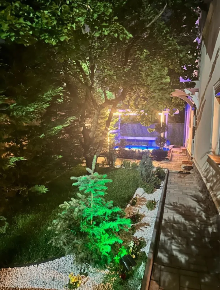 Vila,garaj dublu,semineu,piscina,Militari limita Sect6,Chiajna,Rosu - De vanzare vila de lux,recent renovata complet cu materiale premium,mobilata si utilata complet incl electrocasnice,pozitionata la 1minut de Bucuresti Sector6 strada Margelelor b-dul 1864 si Strada Apusului,in Chiajna/Ilfov. 240mp utili.
Utilitati: apa retea, canal, electricitate,gaz, sosea asfaltata.
Imobilul este recent renovat complet,exclusiv cu materiale premium: travertin,marmura, piatra naturala, suprafate vitrate floor to ceiling, semineu pe lemne din marmura import italia,jacuzzi interior, piscina exterioara,terasa inchisa cu perete din sticla retractabila, pergola piscina cu ecran proiectie filme in aer liber, garaj dublu cu spatiu fitness, mobilier italia lemn masiv, usi lemn masiv cires,seminee terasa si dormitor matrimonial etc.
Casa are suprafata de 120mp pe nivel parter,120mp mansarda, 2 terase de 25mp si respectiv 30mp,camara anexa bucatariei de 6mp,rezultand un total de 280mp construiti pe un teren de 500mp. Living'ul are o dimensiune generoasa de 55mp cu zona dining de 12persoane( extensibil la 14 pers) bar inchis cu sticla, iluminat led, corpuri iluminat din cristal,canapea pentru 8persoane si semineul din marmura functional cu lemne. Tot la parter avem o baie cu Jacuzzi de 12mp aceasta fiind una din cele 3 bai ale locuintei. In continuare,la parterul imobilului regasim Bucataria de 25mp cu o camara anexa de 6mp, si terasa de 25mp. 
In exterior este anexat un garaj pentru doua masini,si spatiu exterior pentru inca doua,piscina cu camera tehnica,plaja piscinei,cu video teatrul in aer liber,gradina si curtea. 
La etaj din holul de distributie se intra in cele 3 dormitoare, unul matrimonial cu baie proprie, si doua dormitoare cu o baie comuna de 20mp. Imobilul dispune de toate utilitatile, apa curenta Apa Nova, contract enel, contract gdf centrala proprie etc. 
Ca masuri de securitate imobilul este dotat cu 10senzori de miscare,9 camere de supraveghere perimetrale,sistem de alarma digital conectat la wi-fi/ telefon si serviciul de paza BGS,senzori de fum(bucatarie si living-semineu)imobilul este dotat deasemenea cu jaluzele electrice din aluminiu(thermo si fonorezistente)instalate la toate ferestrele,cat si la usa de intrare si usa acces terasa toate controlate din telecoamanda.
Mobilerul este import italia, partial executat din lemn masiv,corpurile de iluminat italia din cristal, aparatele de aer conditionat Samsung. Centrala proprie pe gaz,calorifere aluminiu,termostat ambient reglabil wi/fi telefon de la orice distanta. Mobila executata la comanda. Iluminare integrala LED toate corpurile de iluminat, consum extrem de redus electricitate. Aparate frigorifice BOSCH,electrocasnice:plita cuptor hota FRANKE, chiuveta si baterie FRANKE, televizoare smart SAMSUNG in fiecare camera, bucatarie si terasa cu diagonale minim100-140cm. Iluminat ambiental led terasa si ventilatoare functionale tavan.Parchet Rooms Germania 30ani garantie trafic intens, travertin calitatea 1. Sistem deschidere porti automat. Gard exterior imbracat in travertin, porti fier forjat.Vila se preda mobilata si utilata integral cum se observa in poze,nefiind necesara nici o investitie. Costurile pt renovare/mobilare/electrocasnice depasind 180.000euro. Locatie extrem de avantajoasa,deschidere directa drum asfaltat(nu servitute), zona de case, vecini pe toate laturile, nu se mai poate construi.Desi situata in zona teritoriala Ilfov se afla situata la 1 minut fata de limita Sectorului6, imediat langa Carrefour si Mega Image Bacriului la 1 si respectiv 3minute mers pe jos. Mai multe foto/ video disponibile la cerere(dosar foto/video extins) 
Direct proprietar. Comision achizitie 0% Vizionari cu programare telefonica.