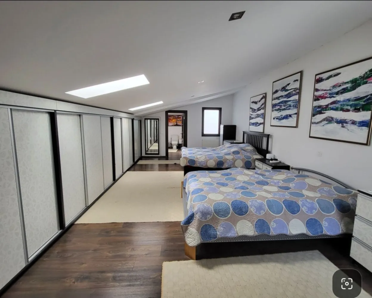 Vila zona centrala (zona mosilor),construcţie 2015, direct proprietar - Direct proprietar, Vila superba localizata central zona Mosilor, aproape de piaţă, şcoală, metrou, biserica, zona foarte linistita, de case. Preţul este foarte bun inclusiv pentru investiţii.
-suprafaţa teren 244 mp
-finalizata 2015, beton- caramida
-suprafaţă construita 650 mp, 
-compusa din D-P-1-M, 
-izolata foarte bine [cost intretinere foarte mic (apa+caldura) oct-mai 900 lei/luna], are centrala, instalaţie sanitara si izolaţie de exterior foarte performante
-este foarte aerisita, finisată cu materiale de foarte buna calitate
-peste 10 camere, 4 bai, casa scarii
-garaj sub casa şi în curte
-2 curţi interioare in spatele casei
-1 curte în fata casei
-zona foarte sigura, camere luat vederi, poarta cu interfon

Merita văzută şi cumpărată!

Este o casa SPECTACULOASA! noi am stat în ea şi are o super energie bună, este foarte uşor de întreţinut, costurile sunt foarte mici pentru suprafaţă sa.

Se pretează casa de locuit, firma sau combinaţie casa-firma.
Actele sunt pregatite pentru vânzare, sunt proprietar. Comision zero!
Preţ 575.000 euro negociabil.
Noi ne-am mutat din Bucureşti la Buşteni, de aceea o vindem.

Detalii si programari vizionare la telefon 07******38

Te rog distribuie sa ajunga la viitorul proprietar.

Mai multe poze aici: https://m.facebook.com/story.php?story_fbid=pfbid02FTfSgYHjAt6WUWntgFUCZxNvJxYGrtLp2Y3aH6a9E4YwKqrvkNGwk6HCz7YQupaJl&id;=100001729030940
