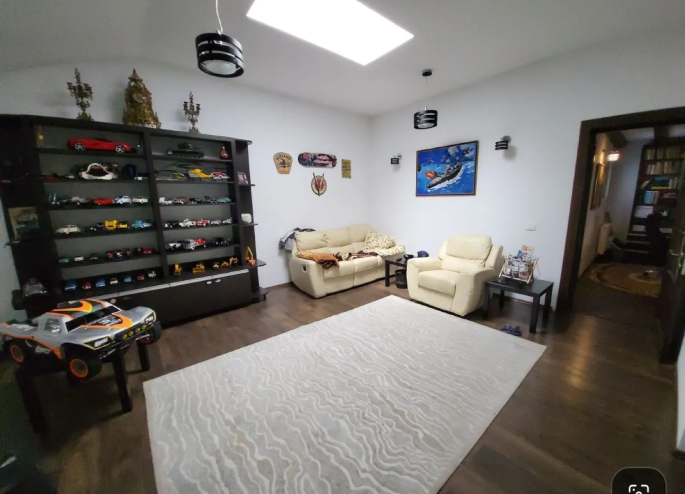 Vila zona centrala (zona mosilor),construcţie 2015, direct proprietar - Direct proprietar, Vila superba localizata central zona Mosilor, aproape de piaţă, şcoală, metrou, biserica, zona foarte linistita, de case. Preţul este foarte bun inclusiv pentru investiţii.
-suprafaţa teren 244 mp
-finalizata 2015, beton- caramida
-suprafaţă construita 650 mp, 
-compusa din D-P-1-M, 
-izolata foarte bine [cost intretinere foarte mic (apa+caldura) oct-mai 900 lei/luna], are centrala, instalaţie sanitara si izolaţie de exterior foarte performante
-este foarte aerisita, finisată cu materiale de foarte buna calitate
-peste 10 camere, 4 bai, casa scarii
-garaj sub casa şi în curte
-2 curţi interioare in spatele casei
-1 curte în fata casei
-zona foarte sigura, camere luat vederi, poarta cu interfon

Merita văzută şi cumpărată!

Este o casa SPECTACULOASA! noi am stat în ea şi are o super energie bună, este foarte uşor de întreţinut, costurile sunt foarte mici pentru suprafaţă sa.

Se pretează casa de locuit, firma sau combinaţie casa-firma.
Actele sunt pregatite pentru vânzare, sunt proprietar. Comision zero!
Preţ 575.000 euro negociabil.
Noi ne-am mutat din Bucureşti la Buşteni, de aceea o vindem.

Detalii si programari vizionare la telefon 07******38

Te rog distribuie sa ajunga la viitorul proprietar.

Mai multe poze aici: https://m.facebook.com/story.php?story_fbid=pfbid02FTfSgYHjAt6WUWntgFUCZxNvJxYGrtLp2Y3aH6a9E4YwKqrvkNGwk6HCz7YQupaJl&id;=100001729030940