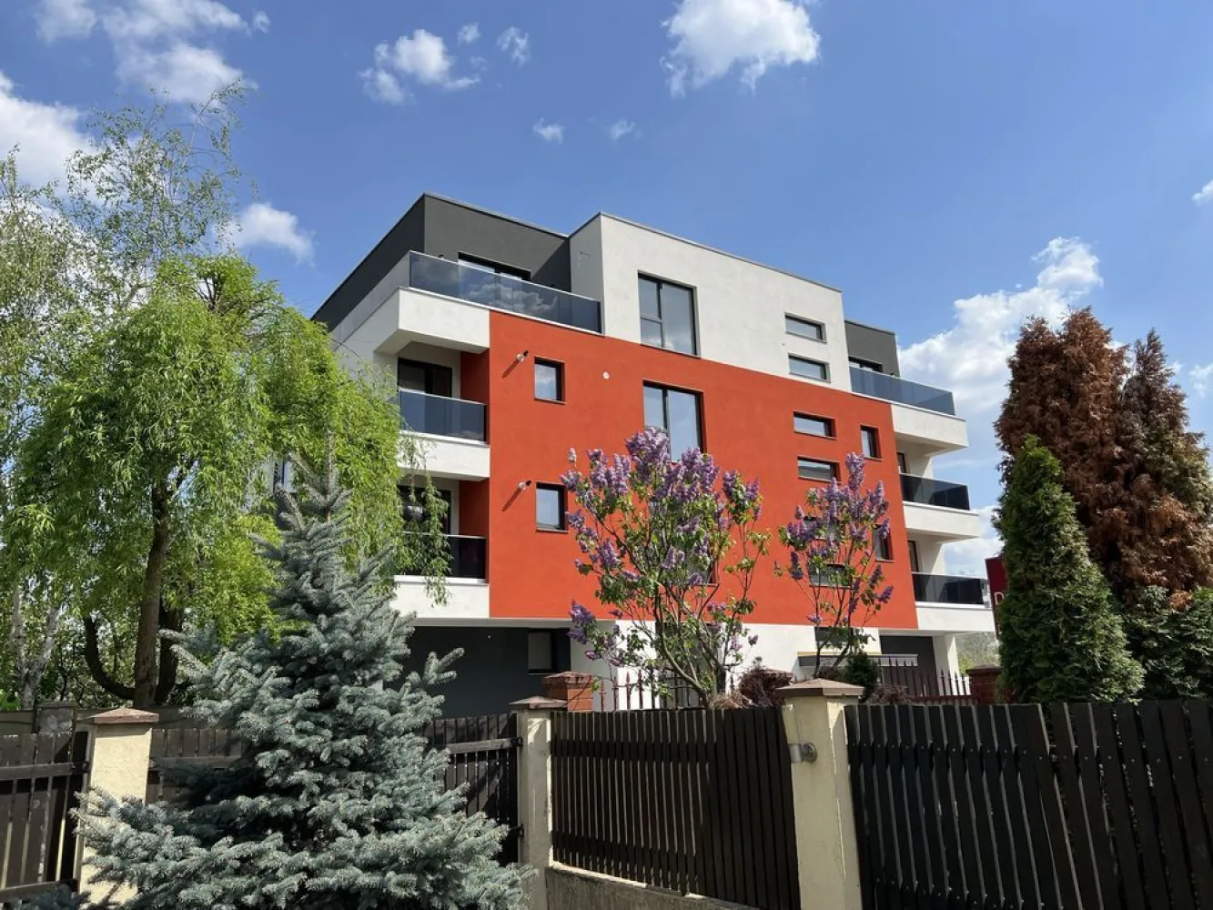 BLOC NOU 2024 • S.M.E Residence SISEȘTI Apartament 4 Camere - !!! SME RESIDENCE / DIRECT DEZVOLTATOR !!!

!!! IMOBIL NOU ÎN CURS DE FINALIZARE !!!

- ZONA : SISEȘTI BĂNEASA / MULTIMODAL -

 • S + P + 1E + 2Er+ 3Er •

APARTAMENTE DISPONIBILE : 2 / 3 / 4 CAMERE :

LOCURI PARCARE : SUBTERAN / SUPRATERAN

Imobilul este situat pe una din cele mai frumoase străzi într-un cartier privat ! Fiind retras faţă de șosea cu o lungime foarte mare beneficiază de tendinţa de linişte şi siguranţa !

Adresa : Șos.Gheorghe Ionescu Sisești 
 NR : 256 B

Situat doar la mai puțin de 2 min de mers pe jos fața de TERMINALUL MULTIMODAL (METROU)

Structură Realizată Din : Stâlpi,Planșee BETON
Zidăria Realizată Din : Cărămida POROTHERM
inclusiv pereții despărțitori interiori la apartamente sunt din cărămida de 11,5 cm (tencuială clasica + glet) !!! 

IMOBILUL ESTE DOTAT CU FINISAJE DE CEA MAI ÎNALTĂ CLASĂ ȘI CALITATE !!!

-LIFT : SCHINDLER
-ÎNCĂLZIRE PRIN PARDOSEALA T.E.C.E 
-Tâmplarie : REHAU GENEO RAU FIPRO-X
-Sticlă TRIPAN 52’ - 4 Anotimpuri 
-Izolaţie Polistiren 10 / EPS 80 AUSTROTHERM
-Instalaţii : ROMSTAL & GEWISS & TECE
-Vată Bazaltică / HidroIzolații 
-Video Interfon 
-Uși Metalice MACCO 
-Decorativă CAPAROL 
-Centrală Proprie VIESSMAN 33KW
-BALUSTRADA STICLA SECURIZATĂ 8/2/8
-Profil Aluminiu CORTIZO
-Contorizare Individuală Utilități !
-Degivrare Rampă Acces Garaj
-Ușa Garaj HORMANN GERMANIA 

Toate apartamentele se predau la cheie având posibilitatea de a-și alege noul proprietar finisajele interioare : gresie,faianța,parchet,uși...

ROG ȘI OFER MAXIMĂ SERIOZITATE !!!