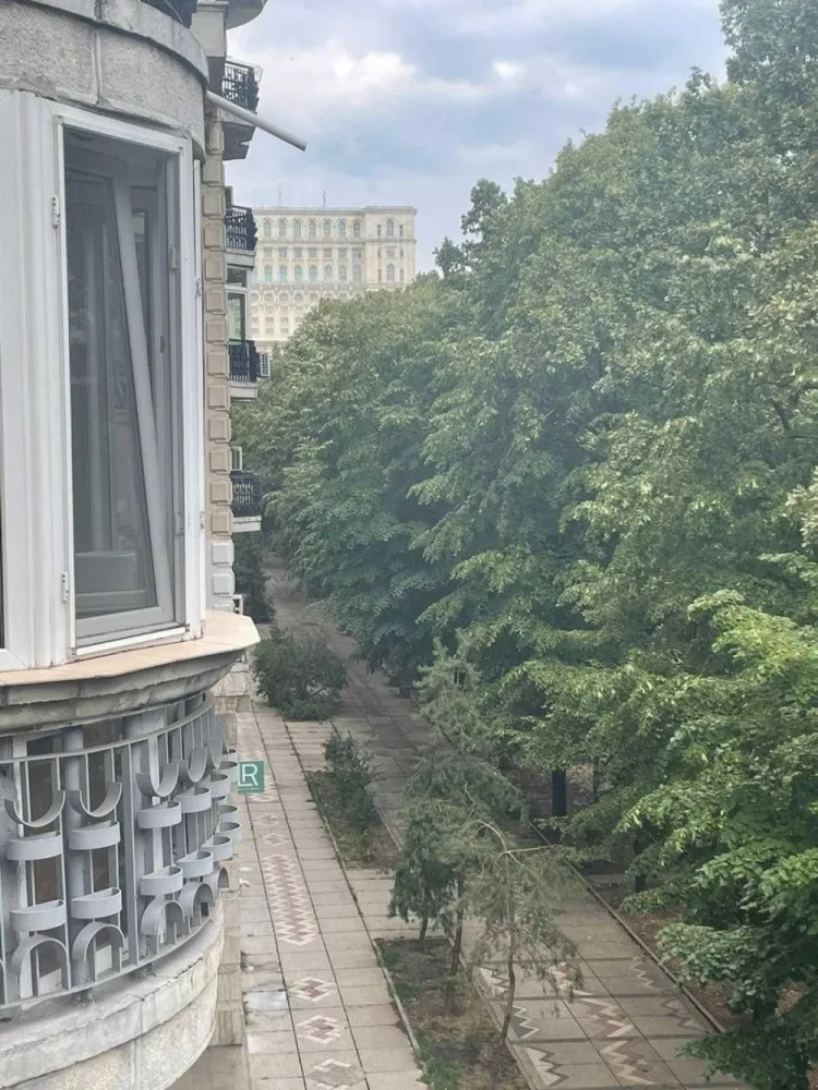 Apartament 3 camere Bd Unirii (fântâni) - Apartament situat pe Bd Unirii într-o zonă deosebită, in apropiere de Casa Poporului, cu vedere spre fântâni.
Apartamentul are 3 camere locuibile, 2 băi, bucătărie si 2 debarale, fiind situat la etajul 2, suprafață utilă 74.36 mp plus balcon 4.64 mp, balcon 1.34 mp, balcon jardinieră 1.69 mp.
Mobilă de colectie din lemn masiv.
Preț 360000 euro.