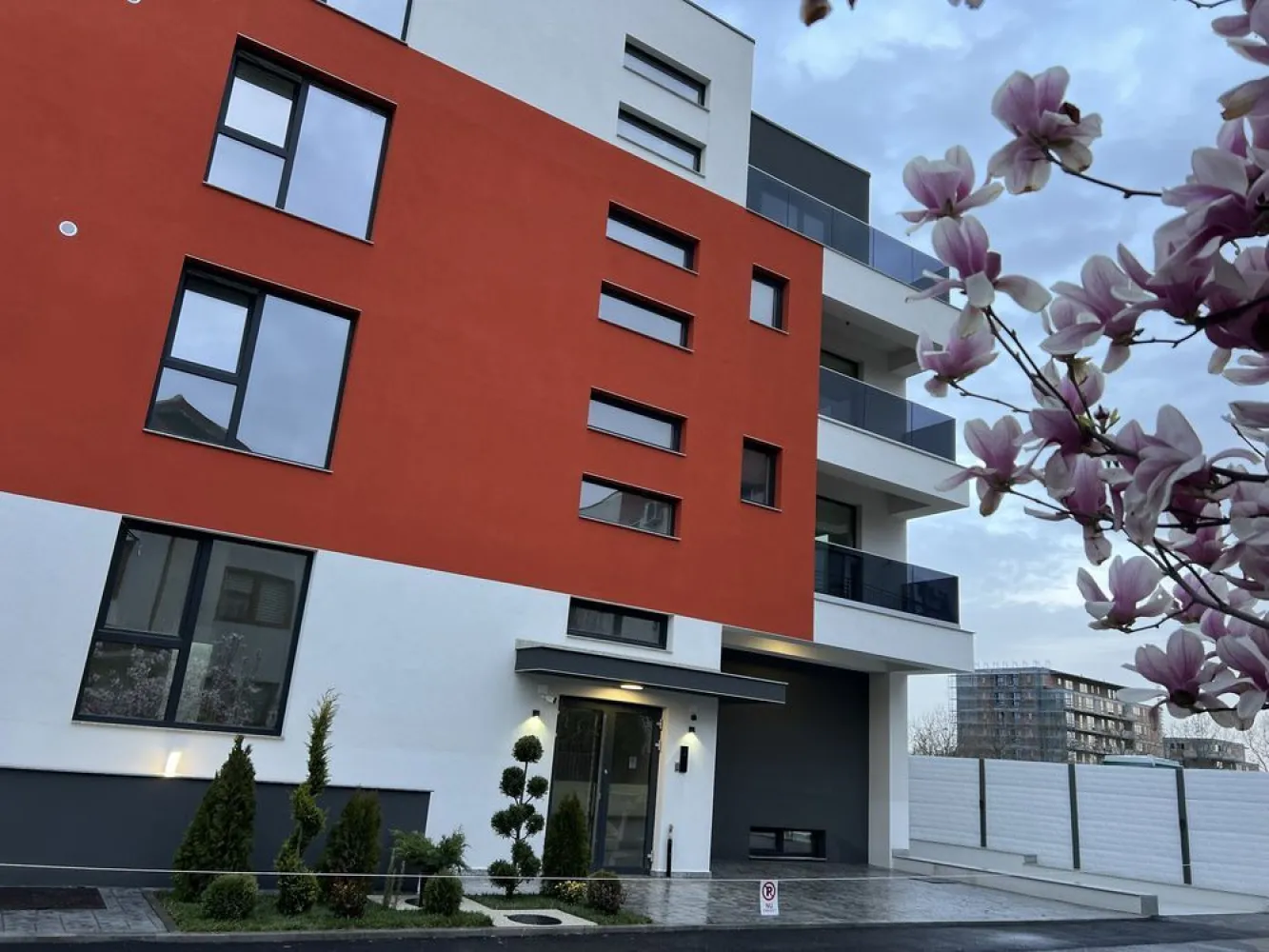 BLOC NOU 2024 • S.M.E Residence SISEȘTI Apartament 4 Camere - !!! SME RESIDENCE / DIRECT DEZVOLTATOR !!!

!!! IMOBIL NOU ÎN CURS DE FINALIZARE !!!

- ZONA : SISEȘTI BĂNEASA / MULTIMODAL -

 • S + P + 1E + 2Er+ 3Er •

APARTAMENTE DISPONIBILE : 2 / 3 / 4 CAMERE :

LOCURI PARCARE : SUBTERAN / SUPRATERAN

Imobilul este situat pe una din cele mai frumoase străzi într-un cartier privat ! Fiind retras faţă de șosea cu o lungime foarte mare beneficiază de tendinţa de linişte şi siguranţa !

Adresa : Șos.Gheorghe Ionescu Sisești 
 NR : 256 B

Situat doar la mai puțin de 2 min de mers pe jos fața de TERMINALUL MULTIMODAL (METROU)

Structură Realizată Din : Stâlpi,Planșee BETON
Zidăria Realizată Din : Cărămida POROTHERM
inclusiv pereții despărțitori interiori la apartamente sunt din cărămida de 11,5 cm (tencuială clasica + glet) !!! 

IMOBILUL ESTE DOTAT CU FINISAJE DE CEA MAI ÎNALTĂ CLASĂ ȘI CALITATE !!!

-LIFT : SCHINDLER
-ÎNCĂLZIRE PRIN PARDOSEALA T.E.C.E 
-Tâmplarie : REHAU GENEO RAU FIPRO-X
-Sticlă TRIPAN 52’ - 4 Anotimpuri 
-Izolaţie Polistiren 10 / EPS 80 AUSTROTHERM
-Instalaţii : ROMSTAL & GEWISS & TECE
-Vată Bazaltică / HidroIzolații 
-Video Interfon 
-Uși Metalice MACCO 
-Decorativă CAPAROL 
-Centrală Proprie VIESSMAN 33KW
-BALUSTRADA STICLA SECURIZATĂ 8/2/8
-Profil Aluminiu CORTIZO
-Contorizare Individuală Utilități !
-Degivrare Rampă Acces Garaj
-Ușa Garaj HORMANN GERMANIA 

Toate apartamentele se predau la cheie având posibilitatea de a-și alege noul proprietar finisajele interioare : gresie,faianța,parchet,uși...

ROG ȘI OFER MAXIMĂ SERIOZITATE !!!