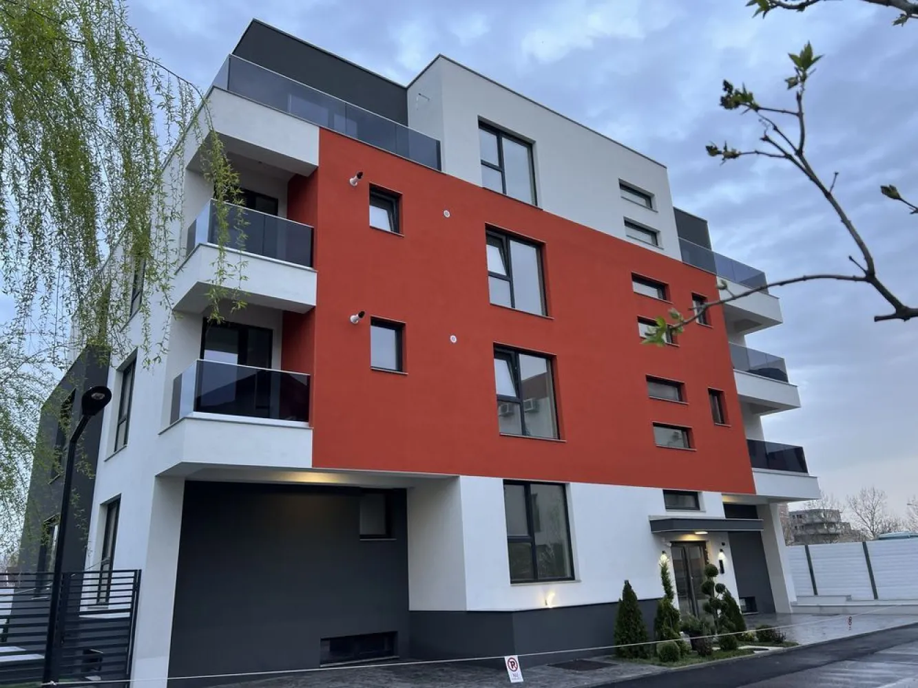 BLOC NOU 2024 • S.M.E Residence SISEȘTI Apartament 4 Camere - !!! SME RESIDENCE / DIRECT DEZVOLTATOR !!!

!!! IMOBIL NOU ÎN CURS DE FINALIZARE !!!

- ZONA : SISEȘTI BĂNEASA / MULTIMODAL -

 • S + P + 1E + 2Er+ 3Er •

APARTAMENTE DISPONIBILE : 2 / 3 / 4 CAMERE :

LOCURI PARCARE : SUBTERAN / SUPRATERAN

Imobilul este situat pe una din cele mai frumoase străzi într-un cartier privat ! Fiind retras faţă de șosea cu o lungime foarte mare beneficiază de tendinţa de linişte şi siguranţa !

Adresa : Șos.Gheorghe Ionescu Sisești 
 NR : 256 B

Situat doar la mai puțin de 2 min de mers pe jos fața de TERMINALUL MULTIMODAL (METROU)

Structură Realizată Din : Stâlpi,Planșee BETON
Zidăria Realizată Din : Cărămida POROTHERM
inclusiv pereții despărțitori interiori la apartamente sunt din cărămida de 11,5 cm (tencuială clasica + glet) !!! 

IMOBILUL ESTE DOTAT CU FINISAJE DE CEA MAI ÎNALTĂ CLASĂ ȘI CALITATE !!!

-LIFT : SCHINDLER
-ÎNCĂLZIRE PRIN PARDOSEALA T.E.C.E 
-Tâmplarie : REHAU GENEO RAU FIPRO-X
-Sticlă TRIPAN 52’ - 4 Anotimpuri 
-Izolaţie Polistiren 10 / EPS 80 AUSTROTHERM
-Instalaţii : ROMSTAL & GEWISS & TECE
-Vată Bazaltică / HidroIzolații 
-Video Interfon 
-Uși Metalice MACCO 
-Decorativă CAPAROL 
-Centrală Proprie VIESSMAN 33KW
-BALUSTRADA STICLA SECURIZATĂ 8/2/8
-Profil Aluminiu CORTIZO
-Contorizare Individuală Utilități !
-Degivrare Rampă Acces Garaj
-Ușa Garaj HORMANN GERMANIA 

Toate apartamentele se predau la cheie având posibilitatea de a-și alege noul proprietar finisajele interioare : gresie,faianța,parchet,uși...

ROG ȘI OFER MAXIMĂ SERIOZITATE !!!