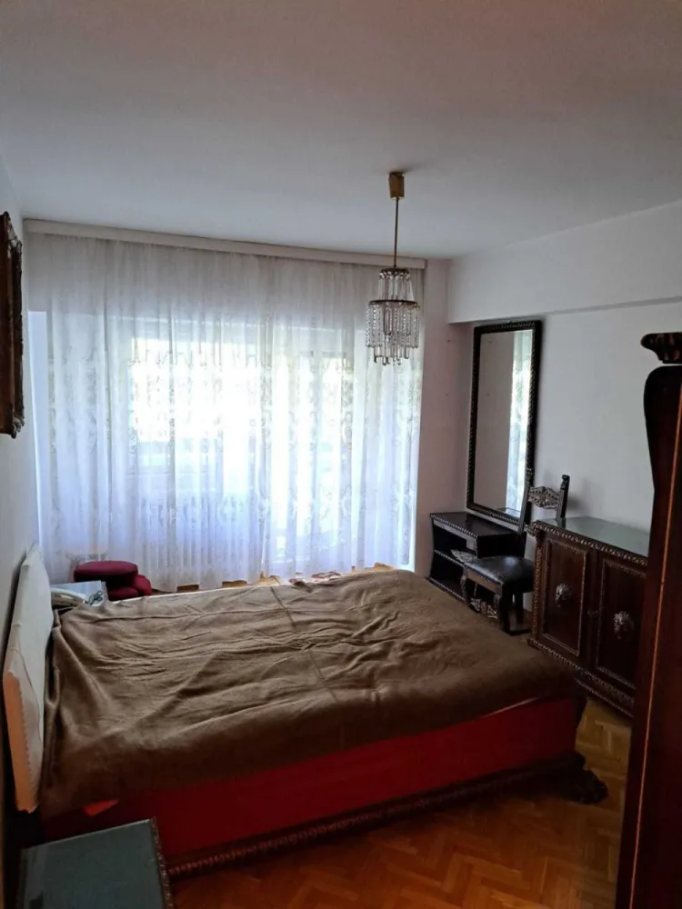 Apartament 3 camere Bd Unirii (fântâni) - Apartament situat pe Bd Unirii într-o zonă deosebită, in apropiere de Casa Poporului, cu vedere spre fântâni.
Apartamentul are 3 camere locuibile, 2 băi, bucătărie si 2 debarale, fiind situat la etajul 2, suprafață utilă 74.36 mp plus balcon 4.64 mp, balcon 1.34 mp, balcon jardinieră 1.69 mp.
Mobilă de colectie din lemn masiv.
Preț 360000 euro.