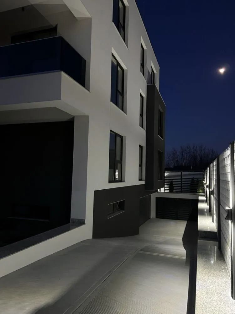 BLOC NOU 2024 • S.M.E Residence SISEȘTI Apartament 4 Camere - !!! SME RESIDENCE / DIRECT DEZVOLTATOR !!!

!!! IMOBIL NOU ÎN CURS DE FINALIZARE !!!

- ZONA : SISEȘTI BĂNEASA / MULTIMODAL -

 • S + P + 1E + 2Er+ 3Er •

APARTAMENTE DISPONIBILE : 2 / 3 / 4 CAMERE :

LOCURI PARCARE : SUBTERAN / SUPRATERAN

Imobilul este situat pe una din cele mai frumoase străzi într-un cartier privat ! Fiind retras faţă de șosea cu o lungime foarte mare beneficiază de tendinţa de linişte şi siguranţa !

Adresa : Șos.Gheorghe Ionescu Sisești 
 NR : 256 B

Situat doar la mai puțin de 2 min de mers pe jos fața de TERMINALUL MULTIMODAL (METROU)

Structură Realizată Din : Stâlpi,Planșee BETON
Zidăria Realizată Din : Cărămida POROTHERM
inclusiv pereții despărțitori interiori la apartamente sunt din cărămida de 11,5 cm (tencuială clasica + glet) !!! 

IMOBILUL ESTE DOTAT CU FINISAJE DE CEA MAI ÎNALTĂ CLASĂ ȘI CALITATE !!!

-LIFT : SCHINDLER
-ÎNCĂLZIRE PRIN PARDOSEALA T.E.C.E 
-Tâmplarie : REHAU GENEO RAU FIPRO-X
-Sticlă TRIPAN 52’ - 4 Anotimpuri 
-Izolaţie Polistiren 10 / EPS 80 AUSTROTHERM
-Instalaţii : ROMSTAL & GEWISS & TECE
-Vată Bazaltică / HidroIzolații 
-Video Interfon 
-Uși Metalice MACCO 
-Decorativă CAPAROL 
-Centrală Proprie VIESSMAN 33KW
-BALUSTRADA STICLA SECURIZATĂ 8/2/8
-Profil Aluminiu CORTIZO
-Contorizare Individuală Utilități !
-Degivrare Rampă Acces Garaj
-Ușa Garaj HORMANN GERMANIA 

Toate apartamentele se predau la cheie având posibilitatea de a-și alege noul proprietar finisajele interioare : gresie,faianța,parchet,uși...

ROG ȘI OFER MAXIMĂ SERIOZITATE !!!