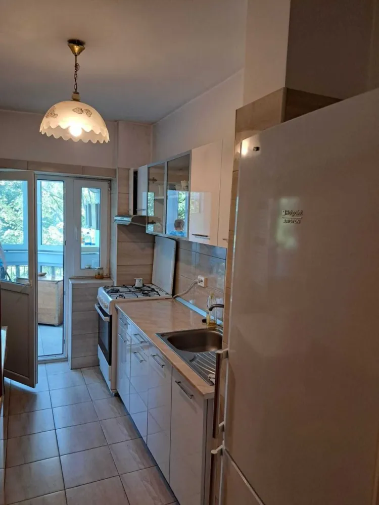 Apartament 3 camere Bd Unirii (fântâni) - Apartament situat pe Bd Unirii într-o zonă deosebită, in apropiere de Casa Poporului, cu vedere spre fântâni.
Apartamentul are 3 camere locuibile, 2 băi, bucătărie si 2 debarale, fiind situat la etajul 2, suprafață utilă 74.36 mp plus balcon 4.64 mp, balcon 1.34 mp, balcon jardinieră 1.69 mp.
Mobilă de colectie din lemn masiv.
Preț 360000 euro.
