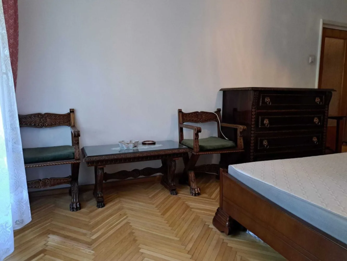 Apartament 3 camere Bd Unirii (fântâni) - Apartament situat pe Bd Unirii într-o zonă deosebită, in apropiere de Casa Poporului, cu vedere spre fântâni.
Apartamentul are 3 camere locuibile, 2 băi, bucătărie si 2 debarale, fiind situat la etajul 2, suprafață utilă 74.36 mp plus balcon 4.64 mp, balcon 1.34 mp, balcon jardinieră 1.69 mp.
Mobilă de colectie din lemn masiv.
Preț 360000 euro.