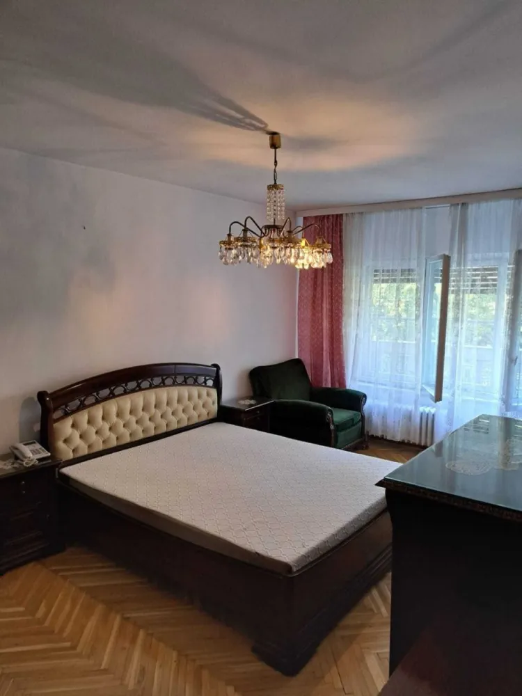 Apartament 3 camere Bd Unirii (fântâni) - Apartament situat pe Bd Unirii într-o zonă deosebită, in apropiere de Casa Poporului, cu vedere spre fântâni.
Apartamentul are 3 camere locuibile, 2 băi, bucătărie si 2 debarale, fiind situat la etajul 2, suprafață utilă 74.36 mp plus balcon 4.64 mp, balcon 1.34 mp, balcon jardinieră 1.69 mp.
Mobilă de colectie din lemn masiv.
Preț 360000 euro.