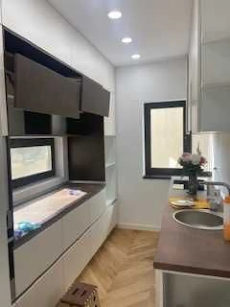 Apartament de lux 4 camere în vilă, ultracentral - Descoperă un apartament excepțional situat la etajul 2 al unei vile elegante, perfect pentru cei care își doresc un cămin ultracentral, într-o zonă premium din București. Această locuință de 4 camere, total renovată cu materiale de lux, îmbină rafinamentul clasic al unei construcții istorice cu cele mai moderne tehnologii de confort.

Apartamentul impresionează prin:

 • Suprafața generoasă de 107 mp, distribuită inteligent pe 4 camere spațioase și luminoase si 2 băi
 • Două intrări independente – flexibilitate și confort maxim pentru utilizatori.
 • Boxă enormă de 18 mp la subsol, ideală pentru depozitare sau transformare într-un spațiu de hobby.
 • Renovare completă cu materiale de calitate superioară – finisaje premium, parchet din lemn masiv, ferestre din aluminiu cu geamuri termopan, și pereți finisați impecabil.
 • Sisteme centralizate de ventilație cu recuperare de căldură – aer curat și proaspăt în permanență, cu un consum redus de energie.
 • Încălzire prin pardoseală, asigurând confort termic uniform și controlabil în fiecare cameră.

Beneficii suplimentare:

 • Localizare ultracentrală, în inima capitalei, la doar câteva minute de Tribunalul București.,Piața Unirii și centrul Vechi
 • Acces rapid la toate mijloacele de transport în comun (metrou, autobuz, tramvai), școli, restaurante, și centre comerciale.
 • Ideal pentru familii, profesioniști sau investitori care doresc o proprietate în cea mai căutată zonă a orașului.
 • Vila în care se află apartamentul este bine întreținută și oferă un cadru rezidențial liniștit, dar ultra-accesibil.

Această proprietate este un mix perfect între eleganță, tehnologie modernă și localizare de top. Fie că dorești un cămin ultracentral, cu acces la toate facilitățile orașului, fie că îți dorești o investiție sigură, acest apartament este alegerea ideală!
