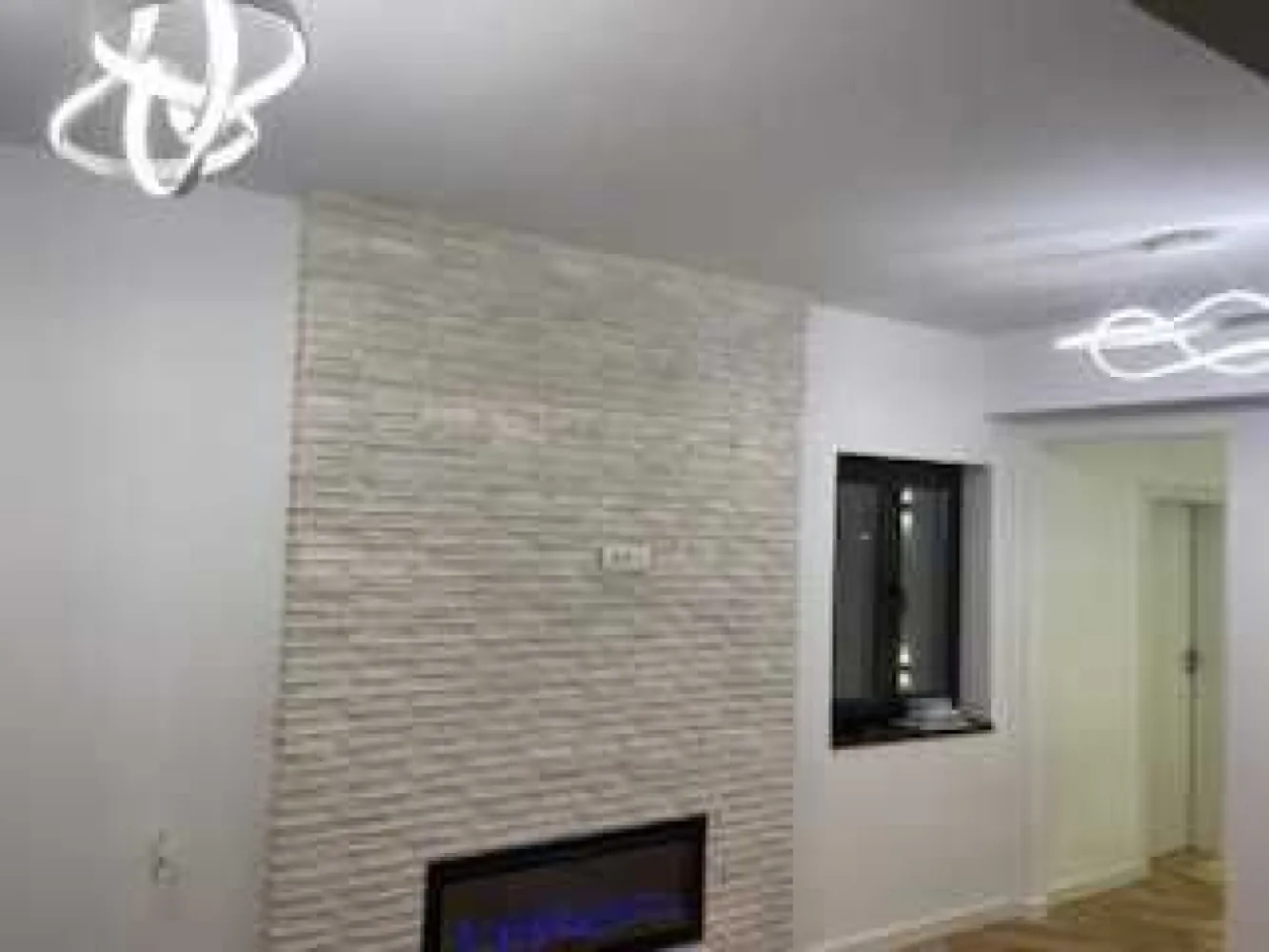 Apartament de lux 4 camere în vilă, ultracentral - Descoperă un apartament excepțional situat la etajul 2 al unei vile elegante, perfect pentru cei care își doresc un cămin ultracentral, într-o zonă premium din București. Această locuință de 4 camere, total renovată cu materiale de lux, îmbină rafinamentul clasic al unei construcții istorice cu cele mai moderne tehnologii de confort.

Apartamentul impresionează prin:

 • Suprafața generoasă de 107 mp, distribuită inteligent pe 4 camere spațioase și luminoase si 2 băi
 • Două intrări independente – flexibilitate și confort maxim pentru utilizatori.
 • Boxă enormă de 18 mp la subsol, ideală pentru depozitare sau transformare într-un spațiu de hobby.
 • Renovare completă cu materiale de calitate superioară – finisaje premium, parchet din lemn masiv, ferestre din aluminiu cu geamuri termopan, și pereți finisați impecabil.
 • Sisteme centralizate de ventilație cu recuperare de căldură – aer curat și proaspăt în permanență, cu un consum redus de energie.
 • Încălzire prin pardoseală, asigurând confort termic uniform și controlabil în fiecare cameră.

Beneficii suplimentare:

 • Localizare ultracentrală, în inima capitalei, la doar câteva minute de Tribunalul București.,Piața Unirii și centrul Vechi
 • Acces rapid la toate mijloacele de transport în comun (metrou, autobuz, tramvai), școli, restaurante, și centre comerciale.
 • Ideal pentru familii, profesioniști sau investitori care doresc o proprietate în cea mai căutată zonă a orașului.
 • Vila în care se află apartamentul este bine întreținută și oferă un cadru rezidențial liniștit, dar ultra-accesibil.

Această proprietate este un mix perfect între eleganță, tehnologie modernă și localizare de top. Fie că dorești un cămin ultracentral, cu acces la toate facilitățile orașului, fie că îți dorești o investiție sigură, acest apartament este alegerea ideală!