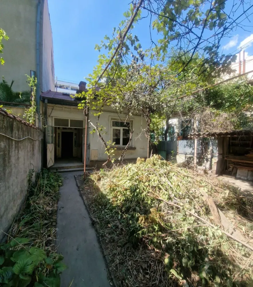 Tineretului, parc Carol, teren 413 mp, 2 case, comision 0 - De vanzare 2 case alaturate situate pe strada Lanariei (strada din care se intra in parcul Carol) zona Sincai, metrou Tineretului (la 5 min de mers pe jos) 
Suprafața totala teren 413 mp, front stradal 16 ml.

Se pot vinde si separat :
1. Suprafata teren 208 mp , front stradal 8 ml, amprenta casei 124 mp. 
2. Suprafata teren 205 mp , front stradal 8 ml, amprenta casei 122 mp.

Casele sunt construite din caramida in jurul anului 1930. Ele se pot renova/consolida sau se pot demola nefiind încadrate in categoria monument istoric.