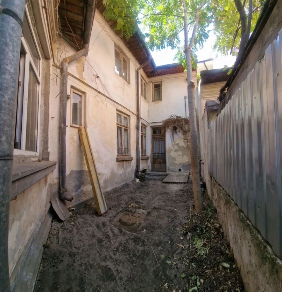Tineretului, parc Carol, teren 413 mp, 2 case, comision 0 - De vanzare 2 case alaturate situate pe strada Lanariei (strada din care se intra in parcul Carol) zona Sincai, metrou Tineretului (la 5 min de mers pe jos) 
Suprafața totala teren 413 mp, front stradal 16 ml.

Se pot vinde si separat :
1. Suprafata teren 208 mp , front stradal 8 ml, amprenta casei 124 mp. 
2. Suprafata teren 205 mp , front stradal 8 ml, amprenta casei 122 mp.

Casele sunt construite din caramida in jurul anului 1930. Ele se pot renova/consolida sau se pot demola nefiind încadrate in categoria monument istoric.