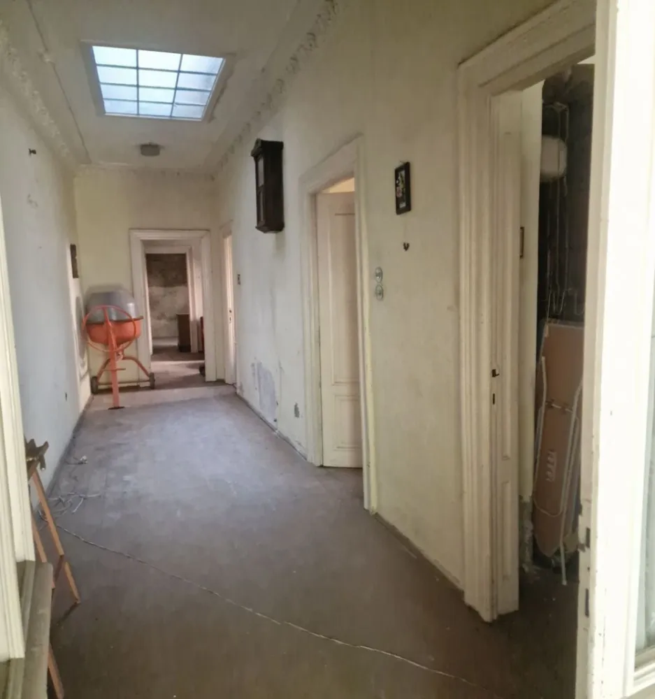 Tineretului, parc Carol, teren 413 mp, 2 case, comision 0 - De vanzare 2 case alaturate situate pe strada Lanariei (strada din care se intra in parcul Carol) zona Sincai, metrou Tineretului (la 5 min de mers pe jos) 
Suprafața totala teren 413 mp, front stradal 16 ml.

Se pot vinde si separat :
1. Suprafata teren 208 mp , front stradal 8 ml, amprenta casei 124 mp. 
2. Suprafata teren 205 mp , front stradal 8 ml, amprenta casei 122 mp.

Casele sunt construite din caramida in jurul anului 1930. Ele se pot renova/consolida sau se pot demola nefiind încadrate in categoria monument istoric.