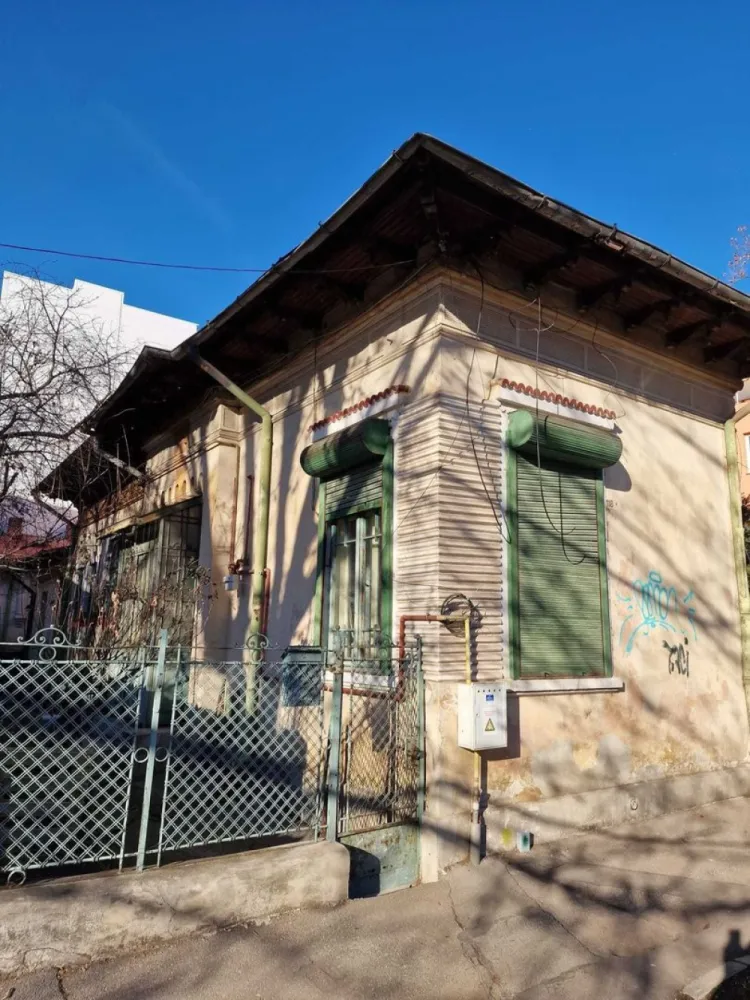 Tineretului, parc Carol, teren 413 mp, 2 case, comision 0 - De vanzare 2 case alaturate situate pe strada Lanariei (strada din care se intra in parcul Carol) zona Sincai, metrou Tineretului (la 5 min de mers pe jos) 
Suprafața totala teren 413 mp, front stradal 16 ml.

Se pot vinde si separat :
1. Suprafata teren 208 mp , front stradal 8 ml, amprenta casei 124 mp. 
2. Suprafata teren 205 mp , front stradal 8 ml, amprenta casei 122 mp.

Casele sunt construite din caramida in jurul anului 1930. Ele se pot renova/consolida sau se pot demola nefiind încadrate in categoria monument istoric.