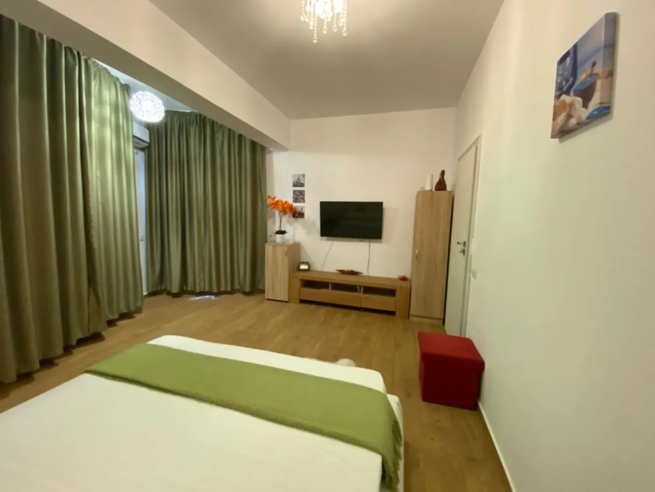 Vand/schimb ap 2 camere in Mamaia N - zona cluburilor - Vand ap tip studio in statiunea Mamaia Nord, la et 1/7, avand o suprafata utila de 42 mp cu balcon

Imobilul este amplasat intr-o zona de top a statiunii (pe strada Lotus, langa hotel Opera, Stavros / White Tower), distanta pana la plaja fiind de aprox 70m si la nici 2 minute de mers pe jos pana la cluburile din Mamaia Nord. Terenul de sub bloc este proprietate - nu concesiune

Zona beneficiaza de o infrastructura total functionala, avand tot comfortul necesar pt a fi locuit in orice anotimp; in jur avem numeroase centre comerciale, restaurante, SPA, statie de autobuz.

Studioul este decomandat (cu bucatarie separata/inchisa) si este dotat cu centrala gaz, aer conditionat, sistem monitorizare video (pe scara si in parcare); parcarea in fata blocului este ingradita iar acessul se face cu telecomanda. Blocul are asociatie de proprietari (avem costuri de intretinere normale, ca in orice bloc din oras).

Accept si schimb cu ap in Constanta sau casa locuibila in Ovidiu. Unde ste cazul, ofer diferenta de bani.

Pretul este de 90 000 Euro
Pentru plata cash, il las la 85000 Euro