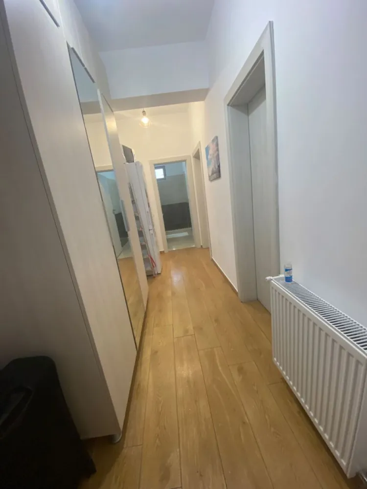 Vand/schimb ap 2 camere in Mamaia N - zona cluburilor - Vand ap tip studio in statiunea Mamaia Nord, la et 1/7, avand o suprafata utila de 42 mp cu balcon

Imobilul este amplasat intr-o zona de top a statiunii (pe strada Lotus, langa hotel Opera, Stavros / White Tower), distanta pana la plaja fiind de aprox 70m si la nici 2 minute de mers pe jos pana la cluburile din Mamaia Nord. Terenul de sub bloc este proprietate - nu concesiune

Zona beneficiaza de o infrastructura total functionala, avand tot comfortul necesar pt a fi locuit in orice anotimp; in jur avem numeroase centre comerciale, restaurante, SPA, statie de autobuz.

Studioul este decomandat (cu bucatarie separata/inchisa) si este dotat cu centrala gaz, aer conditionat, sistem monitorizare video (pe scara si in parcare); parcarea in fata blocului este ingradita iar acessul se face cu telecomanda. Blocul are asociatie de proprietari (avem costuri de intretinere normale, ca in orice bloc din oras).

Accept si schimb cu ap in Constanta sau casa locuibila in Ovidiu. Unde ste cazul, ofer diferenta de bani.

Pretul este de 90 000 Euro
Pentru plata cash, il las la 85000 Euro