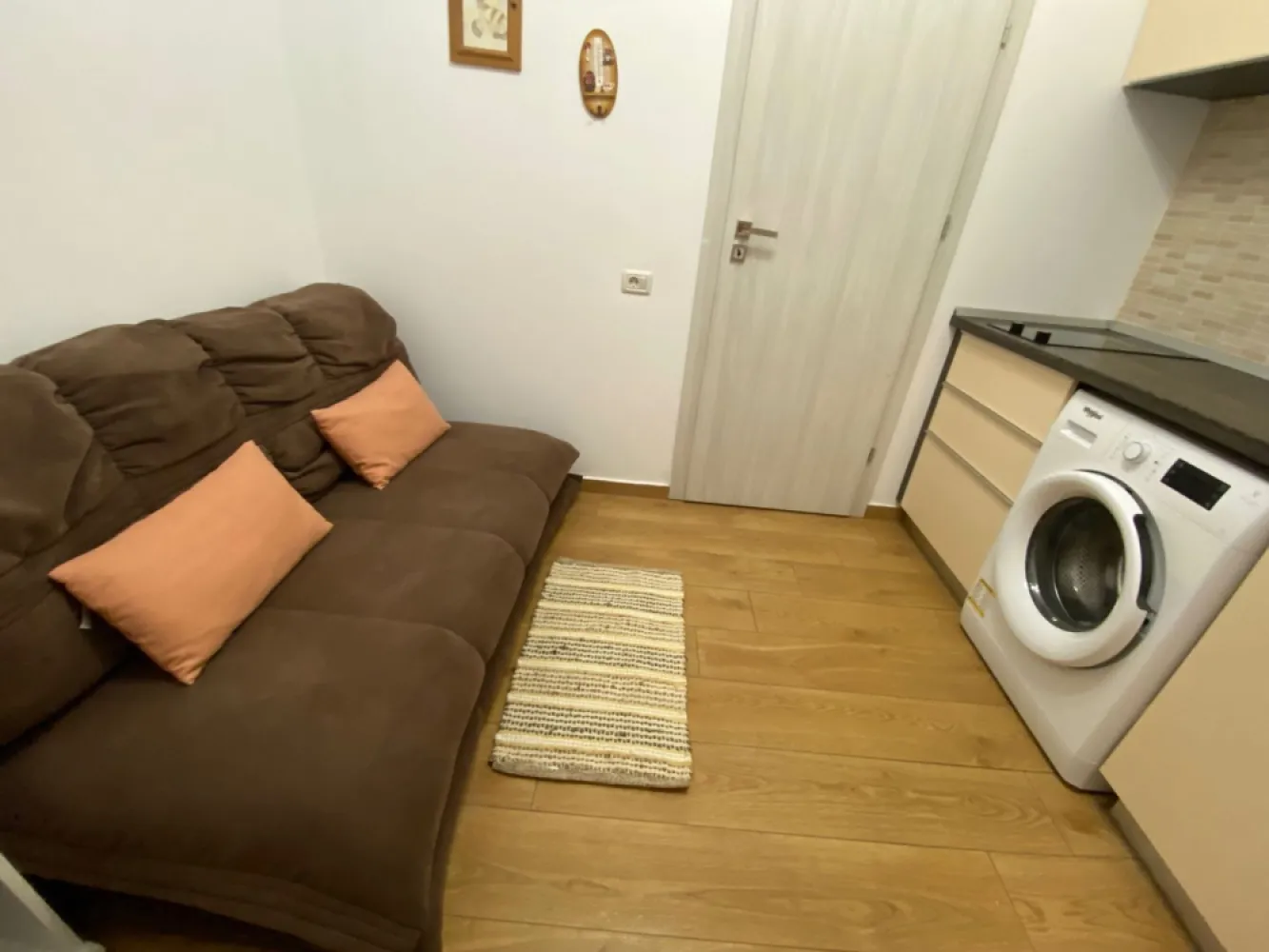 Vand/schimb ap 2 camere in Mamaia N - zona cluburilor - Vand ap tip studio in statiunea Mamaia Nord, la et 1/7, avand o suprafata utila de 42 mp cu balcon

Imobilul este amplasat intr-o zona de top a statiunii (pe strada Lotus, langa hotel Opera, Stavros / White Tower), distanta pana la plaja fiind de aprox 70m si la nici 2 minute de mers pe jos pana la cluburile din Mamaia Nord. Terenul de sub bloc este proprietate - nu concesiune

Zona beneficiaza de o infrastructura total functionala, avand tot comfortul necesar pt a fi locuit in orice anotimp; in jur avem numeroase centre comerciale, restaurante, SPA, statie de autobuz.

Studioul este decomandat (cu bucatarie separata/inchisa) si este dotat cu centrala gaz, aer conditionat, sistem monitorizare video (pe scara si in parcare); parcarea in fata blocului este ingradita iar acessul se face cu telecomanda. Blocul are asociatie de proprietari (avem costuri de intretinere normale, ca in orice bloc din oras).

Accept si schimb cu ap in Constanta sau casa locuibila in Ovidiu. Unde ste cazul, ofer diferenta de bani.

Pretul este de 90 000 Euro
Pentru plata cash, il las la 85000 Euro