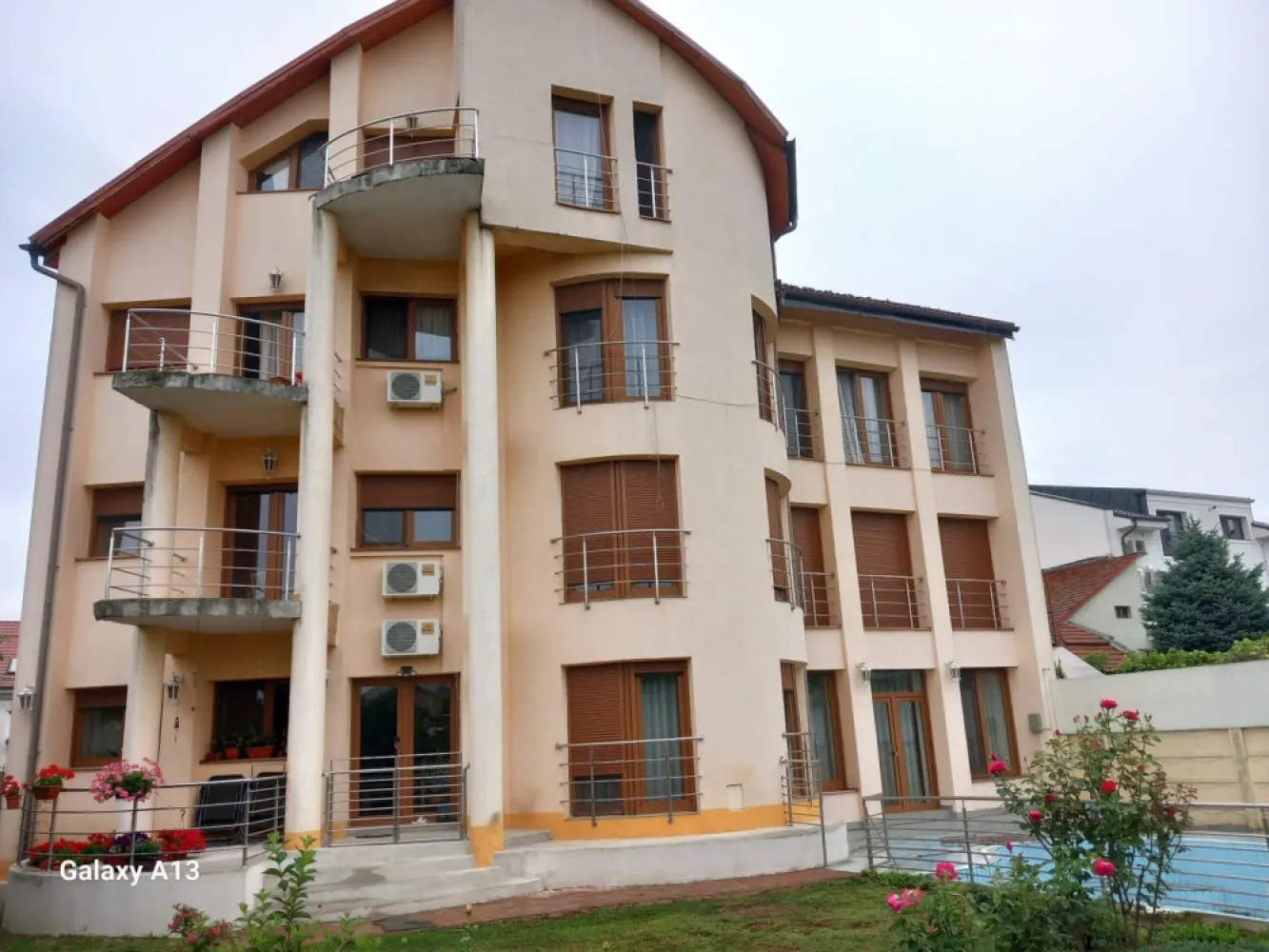 ageuropa.ro vinde casa 16 camere teren 1500mp in zona ULTRACENTRALA. - Agenția EUROPA vinde casa individuala construita in 2004 in zona ULTRACENTRALA, cu 10 dormitoare, 4 bai, 3 bucătarii, 3 garaje, terasa, piscina, foisor, curte si gradina 1500mp impreuna cu 1500mp teren aferent. 

Demisol - 3 garaje, centrala termica + 3 camere

Parter - 3 dormitoare, 2 wc, living, bucatarie, terasa, anexe ..

Etajul 1 - 3 dormitoare, 2 wc, living, bucatarie, anexe ..

Etajul 2 - 2 dormitiare, 2wc, living, scara interioara la mansarda ..

Mansarda 2 camere

Podul se mai poate compartimenta...