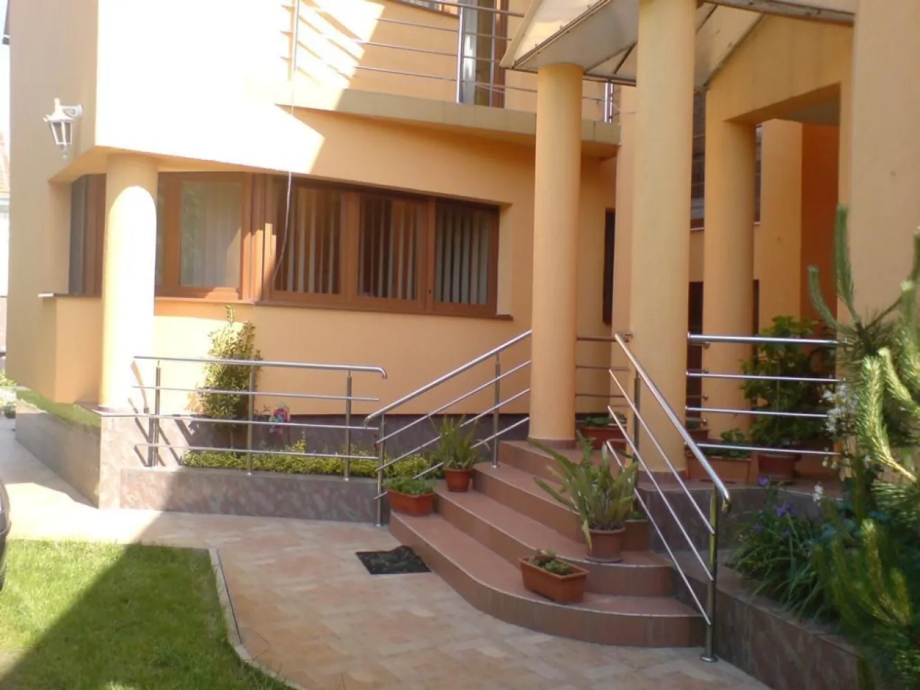 ageuropa.ro vinde casa 16 camere teren 1500mp in zona ULTRACENTRALA. - Agenția EUROPA vinde casa individuala construita in 2004 in zona ULTRACENTRALA, cu 10 dormitoare, 4 bai, 3 bucătarii, 3 garaje, terasa, piscina, foisor, curte si gradina 1500mp impreuna cu 1500mp teren aferent. 

Demisol - 3 garaje, centrala termica + 3 camere

Parter - 3 dormitoare, 2 wc, living, bucatarie, terasa, anexe ..

Etajul 1 - 3 dormitoare, 2 wc, living, bucatarie, anexe ..

Etajul 2 - 2 dormitiare, 2wc, living, scara interioara la mansarda ..

Mansarda 2 camere

Podul se mai poate compartimenta...