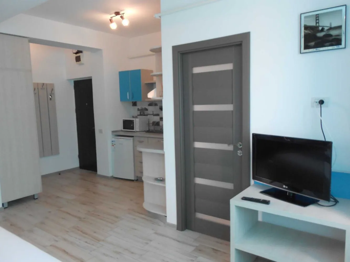 Studio de vanzare in Mamaia Sat - Studio-ul este situat la etajul 3/5 cu lift. Se vinde complet mobilat si utilat (nu are balcon). Supermarket-ul se afla foarte aproape iar plaja este la 600 de metri distanta. Pretul este fix.