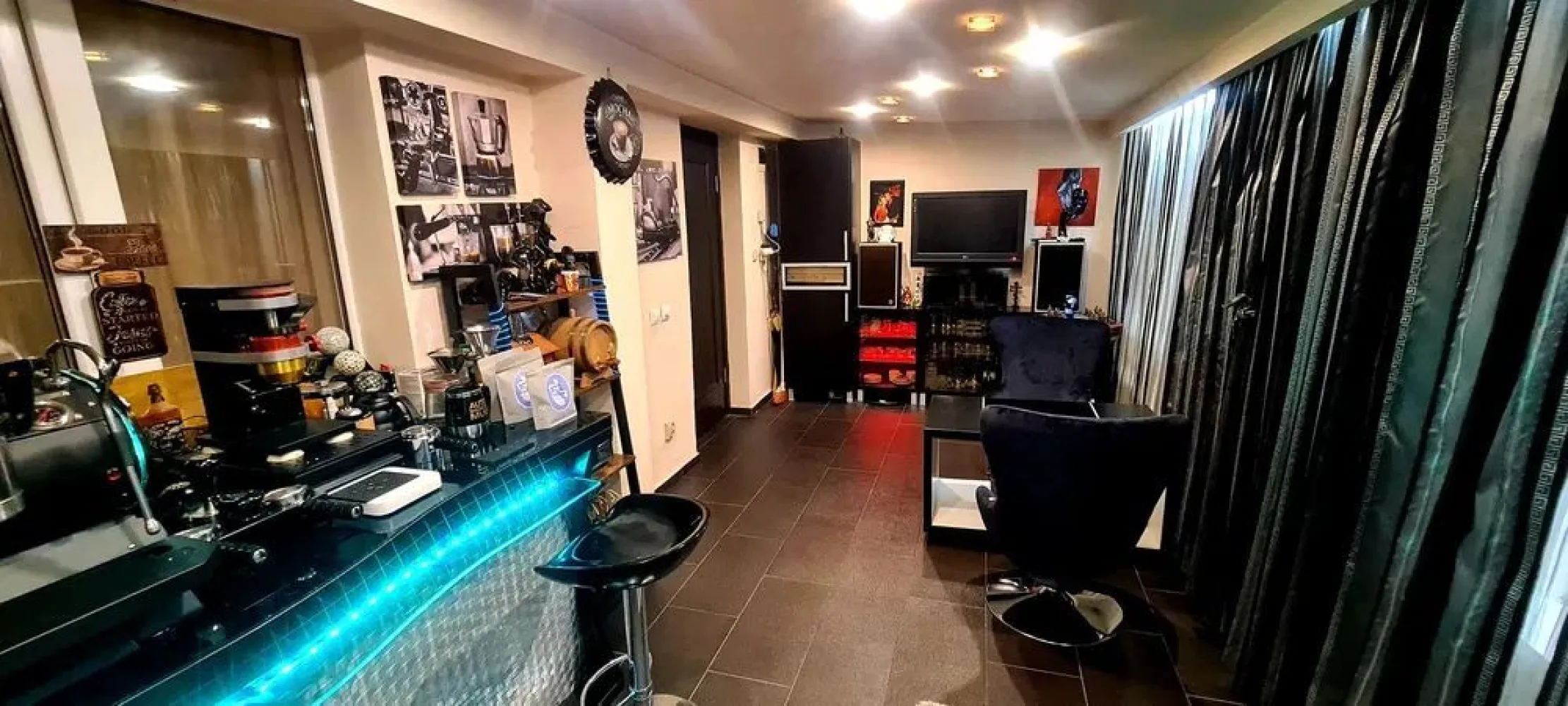 BRASADAS vinde ap. 4 cam FINISAT mobilat PARTER inalt 91mp Manastur. - Agentia BRASADAS vinde apartament super finisat, izolat in exterior, pretabil pt locuinta sau sediu firma ,parter inalt. 

Situat intr o zona cu spatiu verde si teren de joaca pt copii, aproape de tot ce este important (mijloc de transport, magazine etc).

Blocul are o singura scara , doua apartamente pe palier, fara pereti comuni cu alti vecini. . 

Este compus din doua dormitoare, living, bucatarie, baie, balcon si o superba terasa acoperita de 21 mp .

Finisaje :parchet lemn masiv, greso granit in bucatarie, baie si terasa, mobilier realizat la comanda, centrala proprie, geamuri termopan, usa metalica .

Se vinde mobilat, la cheie ca si in poze, cu beci si garaj tabla acoperit la 10 m de locuinta.