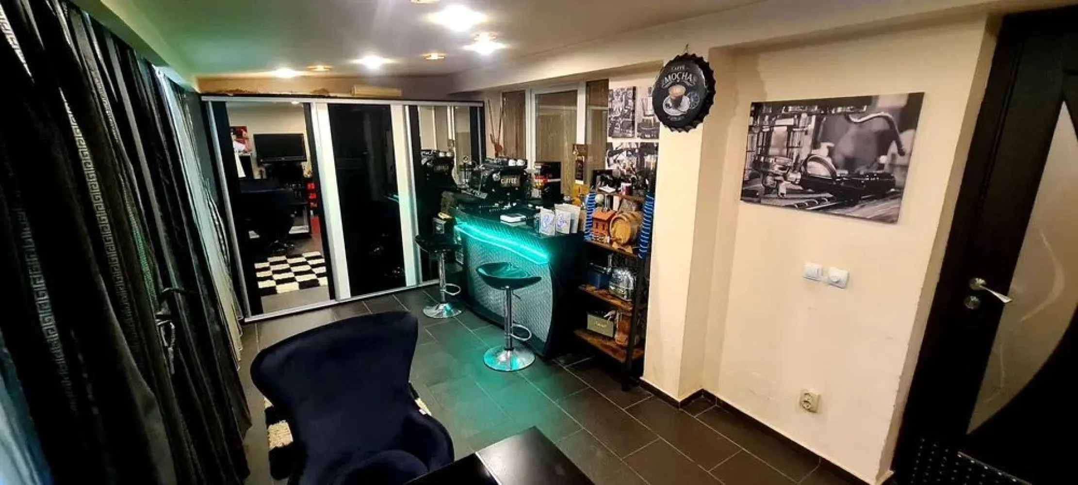 BRASADAS vinde ap. 4 cam FINISAT mobilat PARTER inalt 91mp Manastur. - Agentia BRASADAS vinde apartament super finisat, izolat in exterior, pretabil pt locuinta sau sediu firma ,parter inalt. 

Situat intr o zona cu spatiu verde si teren de joaca pt copii, aproape de tot ce este important (mijloc de transport, magazine etc).

Blocul are o singura scara , doua apartamente pe palier, fara pereti comuni cu alti vecini. . 

Este compus din doua dormitoare, living, bucatarie, baie, balcon si o superba terasa acoperita de 21 mp .

Finisaje :parchet lemn masiv, greso granit in bucatarie, baie si terasa, mobilier realizat la comanda, centrala proprie, geamuri termopan, usa metalica .

Se vinde mobilat, la cheie ca si in poze, cu beci si garaj tabla acoperit la 10 m de locuinta.