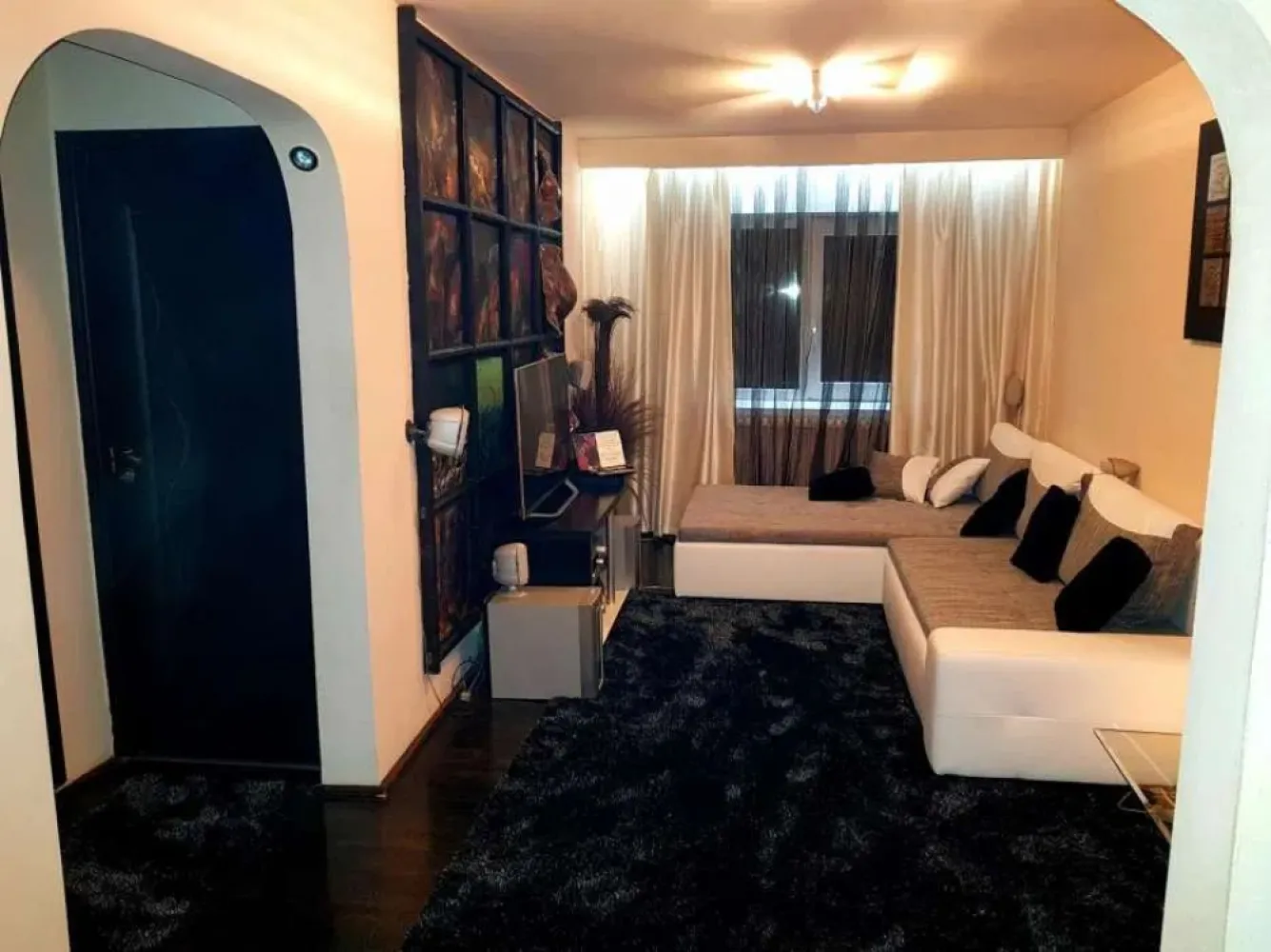 BRASADAS vinde ap. 4 cam FINISAT mobilat PARTER inalt 91mp Manastur. - Agentia BRASADAS vinde apartament super finisat, izolat in exterior, pretabil pt locuinta sau sediu firma ,parter inalt. 

Situat intr o zona cu spatiu verde si teren de joaca pt copii, aproape de tot ce este important (mijloc de transport, magazine etc).

Blocul are o singura scara , doua apartamente pe palier, fara pereti comuni cu alti vecini. . 

Este compus din doua dormitoare, living, bucatarie, baie, balcon si o superba terasa acoperita de 21 mp .

Finisaje :parchet lemn masiv, greso granit in bucatarie, baie si terasa, mobilier realizat la comanda, centrala proprie, geamuri termopan, usa metalica .

Se vinde mobilat, la cheie ca si in poze, cu beci si garaj tabla acoperit la 10 m de locuinta.