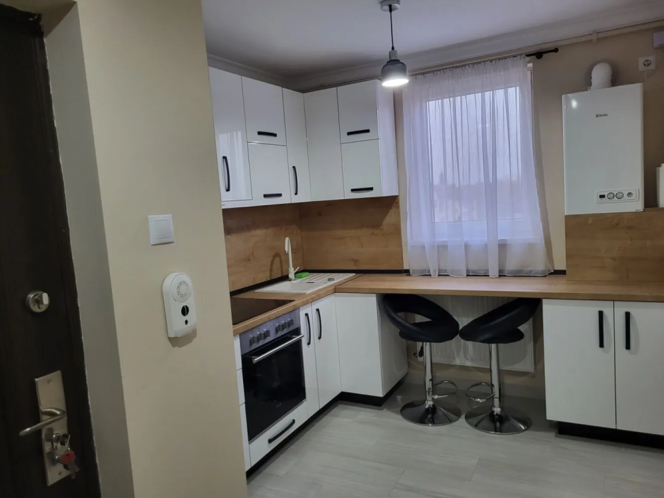 BRASADAS vinde ap. 2 cam. RENOVAT si MOBILAT etaj 4 ULTRACENTRAL - Agentia Imobiliara BRASADAS vinde apartament cu 2 camere RENOVAT si MOBILAT etaj 4/4 ULTRACENTRAL.
Www.brasadas.com.