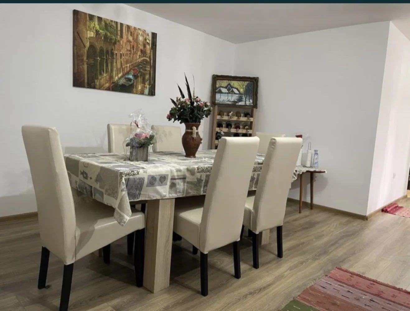 Casa finisata mobilata Satu Mare - Casa finisata si mobilata
intrare in Amati 
La 2 minute de Carpati 2
Strada asfaltata 
112mp util
1 living mare 4x5mp
2 dormitoare 
1 bucatarie cu debara 
1 dresing 
1 baie 
1 spatiu tehnic pentru centrala 
2 terase fata si spate 
Teren 2500mp 
Pomi fructiferi diversi in curtea din spate 
Casa este finisata cu mobila ca si in poze 
Apa, Curent, Canalizare, incalzire centrala Pelet si calorifere 
Constructie finalizata 2018-2019 
Constructie edificata cu CF
Casa este in extravilan
