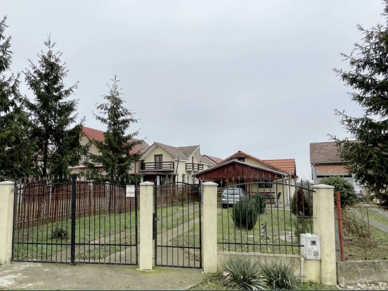 Casa finisata mobilata Satu Mare - Casa finisata si mobilata
intrare in Amati 
La 2 minute de Carpati 2
Strada asfaltata 
112mp util
1 living mare 4x5mp
2 dormitoare 
1 bucatarie cu debara 
1 dresing 
1 baie 
1 spatiu tehnic pentru centrala 
2 terase fata si spate 
Teren 2500mp 
Pomi fructiferi diversi in curtea din spate 
Casa este finisata cu mobila ca si in poze 
Apa, Curent, Canalizare, incalzire centrala Pelet si calorifere 
Constructie finalizata 2018-2019 
Constructie edificata cu CF
Casa este in extravilan