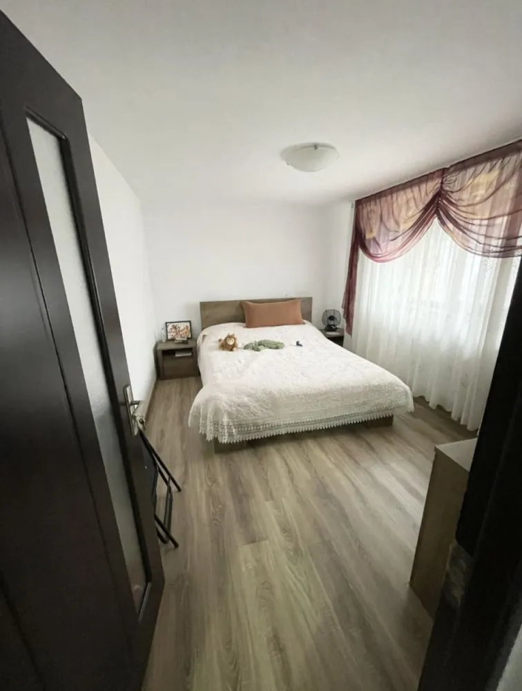 Casa finisata mobilata Satu Mare - Casa finisata si mobilata
intrare in Amati 
La 2 minute de Carpati 2
Strada asfaltata 
112mp util
1 living mare 4x5mp
2 dormitoare 
1 bucatarie cu debara 
1 dresing 
1 baie 
1 spatiu tehnic pentru centrala 
2 terase fata si spate 
Teren 2500mp 
Pomi fructiferi diversi in curtea din spate 
Casa este finisata cu mobila ca si in poze 
Apa, Curent, Canalizare, incalzire centrala Pelet si calorifere 
Constructie finalizata 2018-2019 
Constructie edificata cu CF
Casa este in extravilan