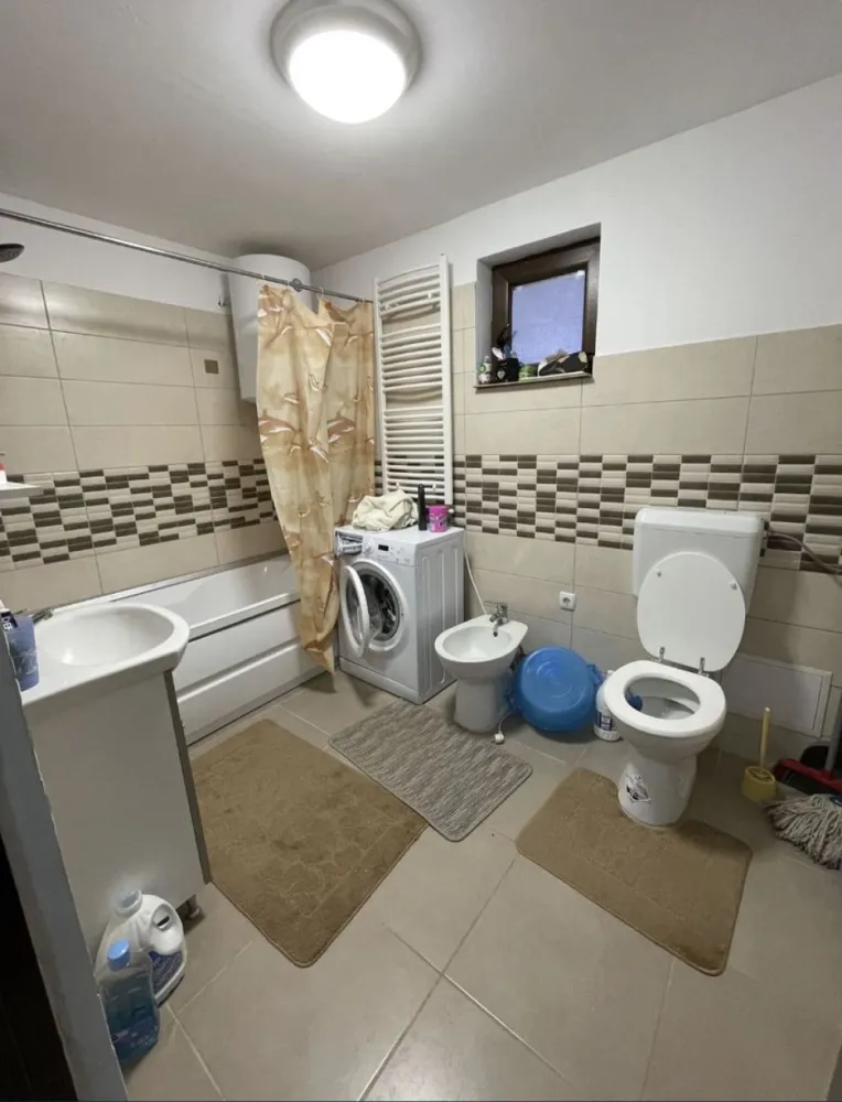 Casa finisata mobilata Satu Mare - Casa finisata si mobilata
intrare in Amati 
La 2 minute de Carpati 2
Strada asfaltata 
112mp util
1 living mare 4x5mp
2 dormitoare 
1 bucatarie cu debara 
1 dresing 
1 baie 
1 spatiu tehnic pentru centrala 
2 terase fata si spate 
Teren 2500mp 
Pomi fructiferi diversi in curtea din spate 
Casa este finisata cu mobila ca si in poze 
Apa, Curent, Canalizare, incalzire centrala Pelet si calorifere 
Constructie finalizata 2018-2019 
Constructie edificata cu CF
Casa este in extravilan