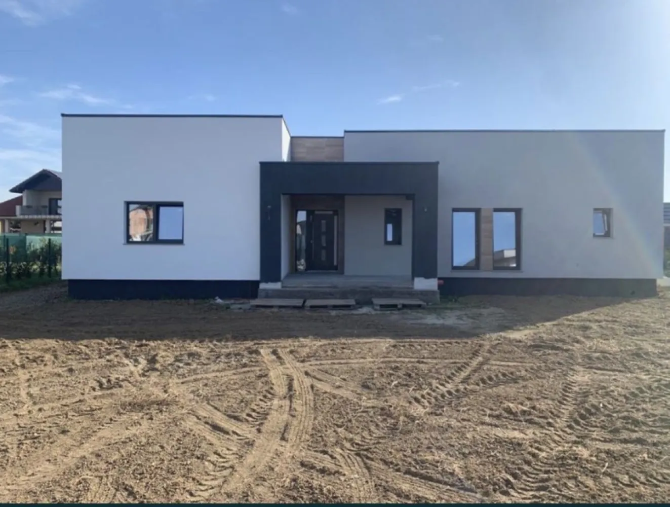 BRASADAS vinde casa noua cu 3 cam 120 mp. teren 700 mp in Paulesti. - Agenția imobiliara BRASADAS vinde casa pe un singur nivel, cu un design modern, situata in Paulesti pe Str. Crinului, conenctata la toate utilitatile. 

Compartimentarea ofera functionalitate si in acelasi timp confort: zona de living se imbina perfect cu bucataria open space, un dormitor matrimonial cu baie proprie si dressing, 2 dormitoare cu baie comuna si o terasa acoperita, generoasa de 25mp. 

Locuinta se vinde complet finisata la exterior, semi finisata la interior, cu incalzire in pardoseala, instalatii electrice si sanitare. La constructia casei a fost folosita caramida EvoCeramic marca Cemacon cu izolatie termica exterioara din polistiren de 15cm. Pentru acoperis s-a folosit un sistem modern si durabil, cu tabla dublu faltuita Impro iar tamplaria este marca Aluplast 85MD, cu geam triplu. 

Imobilul se alfa intr-o zona rezidentiala foarte linistita, Str. Crinului fiind una din putinele strazi din Paulesti cu o latime de 8m. 

Proiectul imobiliar este compus din doua case cu suprafete si compartimentare aproape identice, ambele case fiind de vanzare (155.000€ respectiv 160.000€ cea din strada).

Suprafata utila 120mp + terase.

www.brasadas.com.