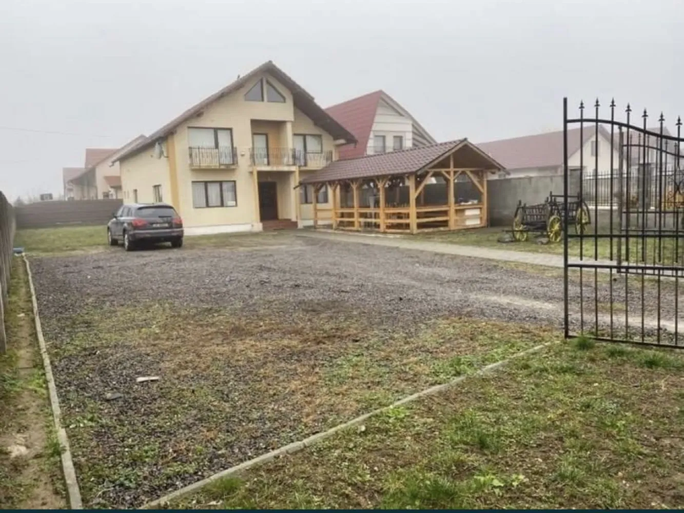 Vand casa cu mansarda - Vand casa P+M cu teren 9 ari pretabil pentru afaceri suprafata utila construita 300 mp. La parter sala de evenimente la mansarda 7 camere . Mai multe detalii tel. 07******96. Casa este situata pe str. Amatului nr 93 Satu Mare