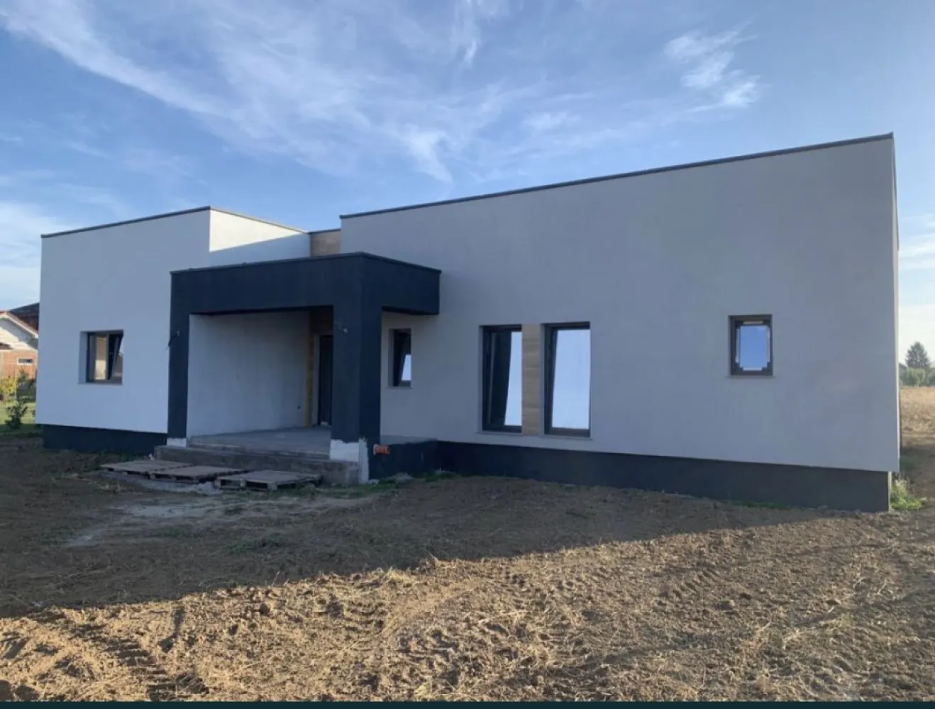 BRASADAS vinde casa noua cu 3 cam 120 mp. teren 700 mp in Paulesti. - Agenția imobiliara BRASADAS vinde casa pe un singur nivel, cu un design modern, situata in Paulesti pe Str. Crinului, conenctata la toate utilitatile. 

Compartimentarea ofera functionalitate si in acelasi timp confort: zona de living se imbina perfect cu bucataria open space, un dormitor matrimonial cu baie proprie si dressing, 2 dormitoare cu baie comuna si o terasa acoperita, generoasa de 25mp. 

Locuinta se vinde complet finisata la exterior, semi finisata la interior, cu incalzire in pardoseala, instalatii electrice si sanitare. La constructia casei a fost folosita caramida EvoCeramic marca Cemacon cu izolatie termica exterioara din polistiren de 15cm. Pentru acoperis s-a folosit un sistem modern si durabil, cu tabla dublu faltuita Impro iar tamplaria este marca Aluplast 85MD, cu geam triplu. 

Imobilul se alfa intr-o zona rezidentiala foarte linistita, Str. Crinului fiind una din putinele strazi din Paulesti cu o latime de 8m. 

Proiectul imobiliar este compus din doua case cu suprafete si compartimentare aproape identice, ambele case fiind de vanzare (155.000€ respectiv 160.000€ cea din strada).

Suprafata utila 120mp + terase.

www.brasadas.com.