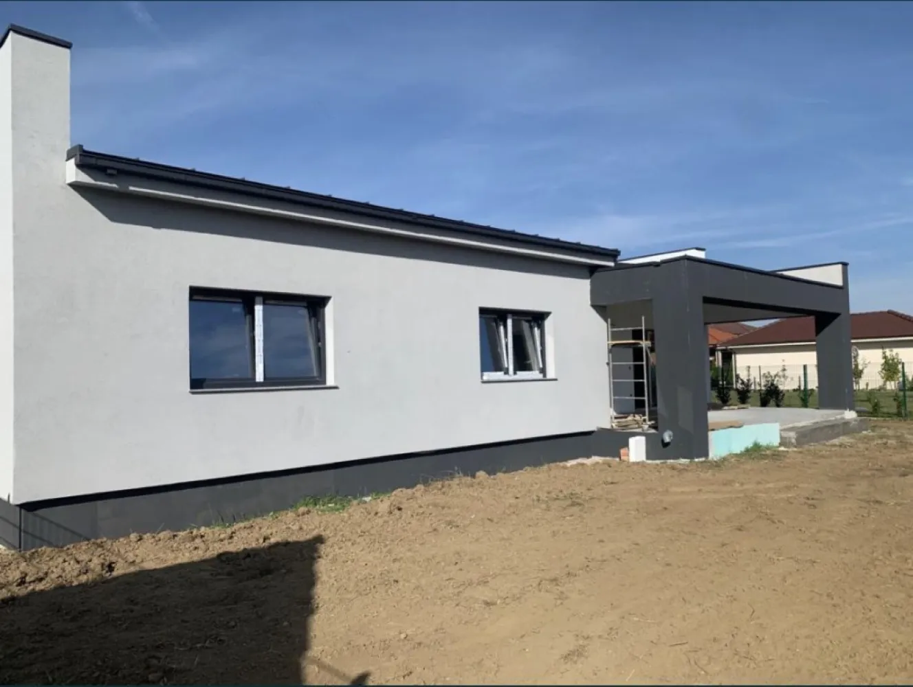 BRASADAS vinde casa noua cu 3 cam 120 mp. teren 700 mp in Paulesti. - Agenția imobiliara BRASADAS vinde casa pe un singur nivel, cu un design modern, situata in Paulesti pe Str. Crinului, conenctata la toate utilitatile. 

Compartimentarea ofera functionalitate si in acelasi timp confort: zona de living se imbina perfect cu bucataria open space, un dormitor matrimonial cu baie proprie si dressing, 2 dormitoare cu baie comuna si o terasa acoperita, generoasa de 25mp. 

Locuinta se vinde complet finisata la exterior, semi finisata la interior, cu incalzire in pardoseala, instalatii electrice si sanitare. La constructia casei a fost folosita caramida EvoCeramic marca Cemacon cu izolatie termica exterioara din polistiren de 15cm. Pentru acoperis s-a folosit un sistem modern si durabil, cu tabla dublu faltuita Impro iar tamplaria este marca Aluplast 85MD, cu geam triplu. 

Imobilul se alfa intr-o zona rezidentiala foarte linistita, Str. Crinului fiind una din putinele strazi din Paulesti cu o latime de 8m. 

Proiectul imobiliar este compus din doua case cu suprafete si compartimentare aproape identice, ambele case fiind de vanzare (155.000€ respectiv 160.000€ cea din strada).

Suprafata utila 120mp + terase.

www.brasadas.com.