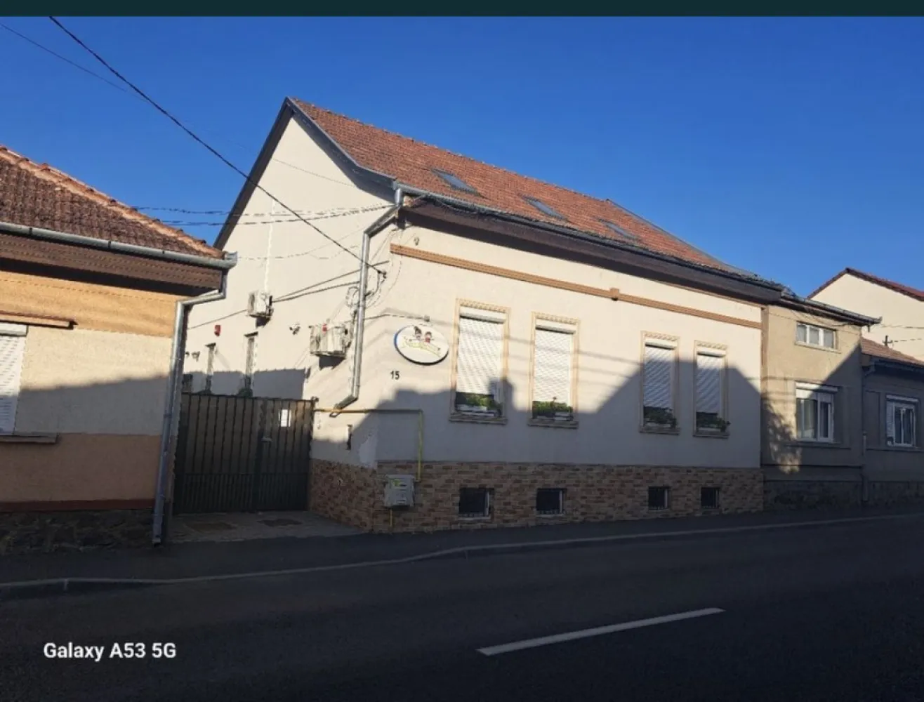BRASADAS vinde casa in centrul orasului S+P+M Piata Mare - Agenția imobiliara BRASADAS vinde casa in centrul orașului, recent renovată partea de instalații ,centrala nouă, încălzire pe fiecare nivel mansardă 100 mp cu încălzire în pardoseala și 7 ferestre velux, parter 3 camere spațioase, 2 bai, un hol de primire mare și demisol 3 camere cu 1 baie și o cămară. Casa are curte proprie si 3 întrări. Se vinde complet mobilată.
Www.brasadas.com.
