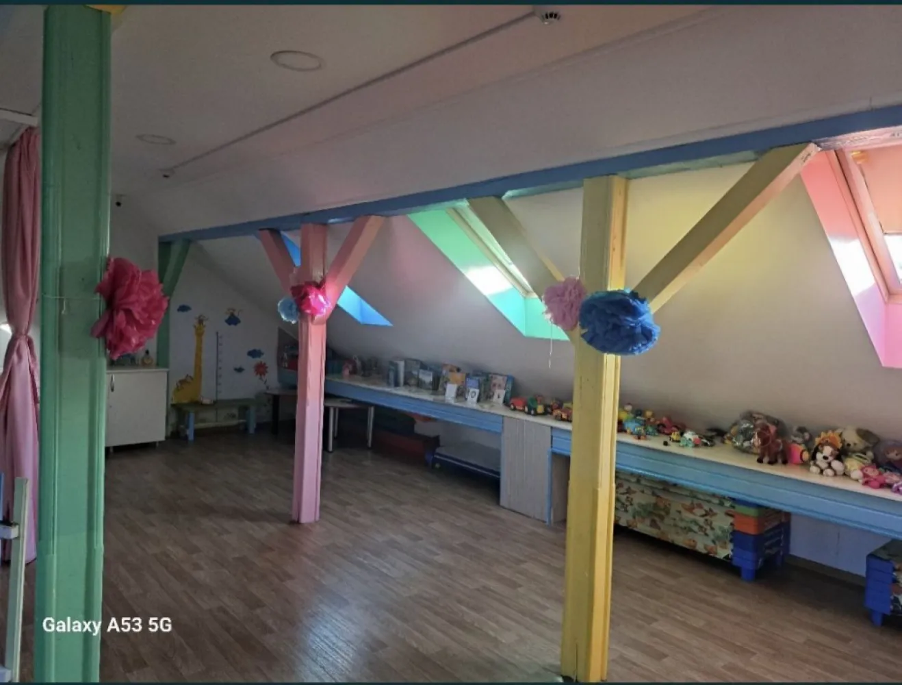 BRASADAS vinde casa in centrul orasului S+P+M Piata Mare - Agenția imobiliara BRASADAS vinde casa in centrul orașului, recent renovată partea de instalații ,centrala nouă, încălzire pe fiecare nivel mansardă 100 mp cu încălzire în pardoseala și 7 ferestre velux, parter 3 camere spațioase, 2 bai, un hol de primire mare și demisol 3 camere cu 1 baie și o cămară. Casa are curte proprie si 3 întrări. Se vinde complet mobilată.
Www.brasadas.com.