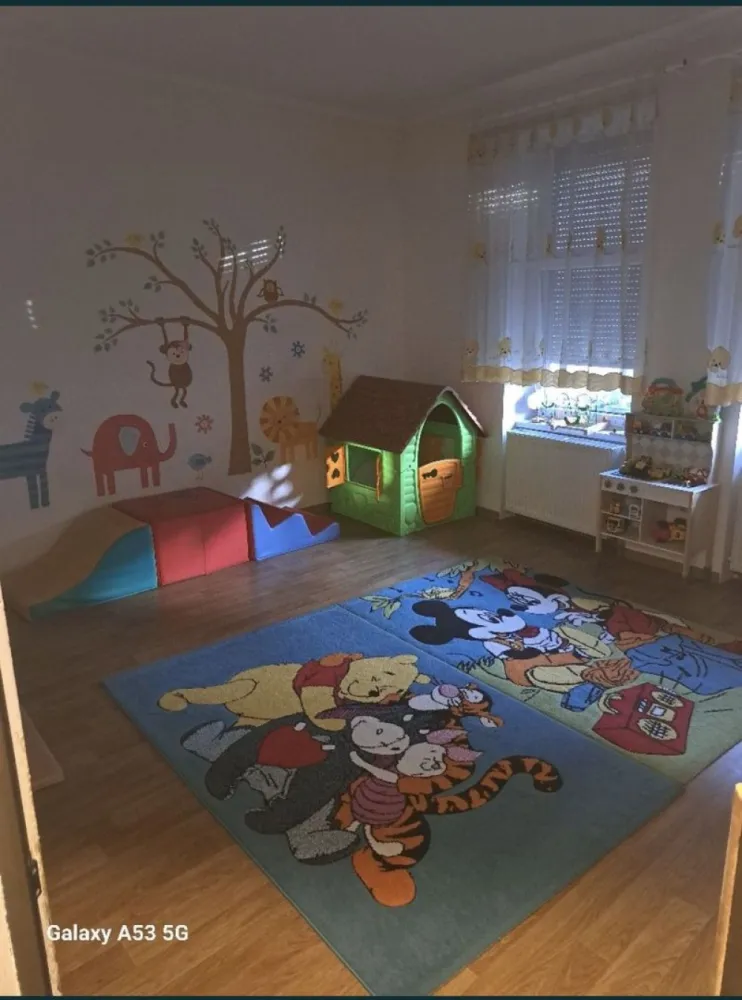 BRASADAS vinde casa in centrul orasului S+P+M Piata Mare - Agenția imobiliara BRASADAS vinde casa in centrul orașului, recent renovată partea de instalații ,centrala nouă, încălzire pe fiecare nivel mansardă 100 mp cu încălzire în pardoseala și 7 ferestre velux, parter 3 camere spațioase, 2 bai, un hol de primire mare și demisol 3 camere cu 1 baie și o cămară. Casa are curte proprie si 3 întrări. Se vinde complet mobilată.
Www.brasadas.com.
