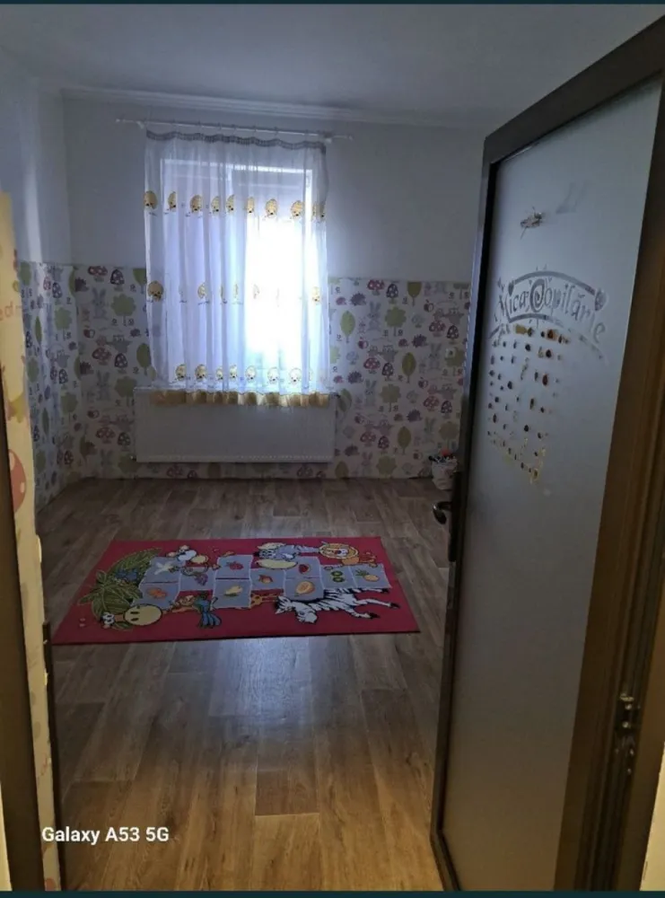 BRASADAS vinde casa in centrul orasului S+P+M Piata Mare - Agenția imobiliara BRASADAS vinde casa in centrul orașului, recent renovată partea de instalații ,centrala nouă, încălzire pe fiecare nivel mansardă 100 mp cu încălzire în pardoseala și 7 ferestre velux, parter 3 camere spațioase, 2 bai, un hol de primire mare și demisol 3 camere cu 1 baie și o cămară. Casa are curte proprie si 3 întrări. Se vinde complet mobilată.
Www.brasadas.com.