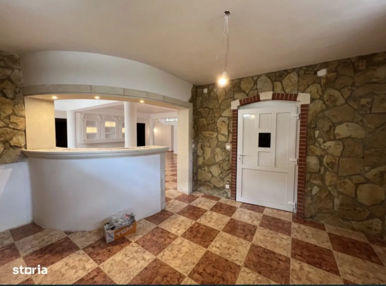 BRASADAS vinde casa DEOSEBITA in zona Titulescu. - Agentia Imobiliara BRASADAS vinde casa DEOSEBITA in zona Titulescu. 
Casa este poziționată intr-o zona liniștita, are o suprafața de 520 mp.
Este compartimentata astfel: 
Subsol, parter și etaj. 
Subsolul are 2 camere, bucatarie, camera tehnica (camera centralei, spălătorie), crama.
Parterul este compus din :2 camere, living generos, Bucătărie, debara și baie.
La etaj sunt 3 dormitoare, baie, 3 balcoane. 
Imobilul dispune și de garaj cu acces din strada.
Terenul aferent are o suprafața de 586 mp. 
Construcția poate fi utilizată ca și casa pentru locuit sau sediu societate. 
Prețul este de 643500 euro ușor negociabil.
Www.brasadas.com.