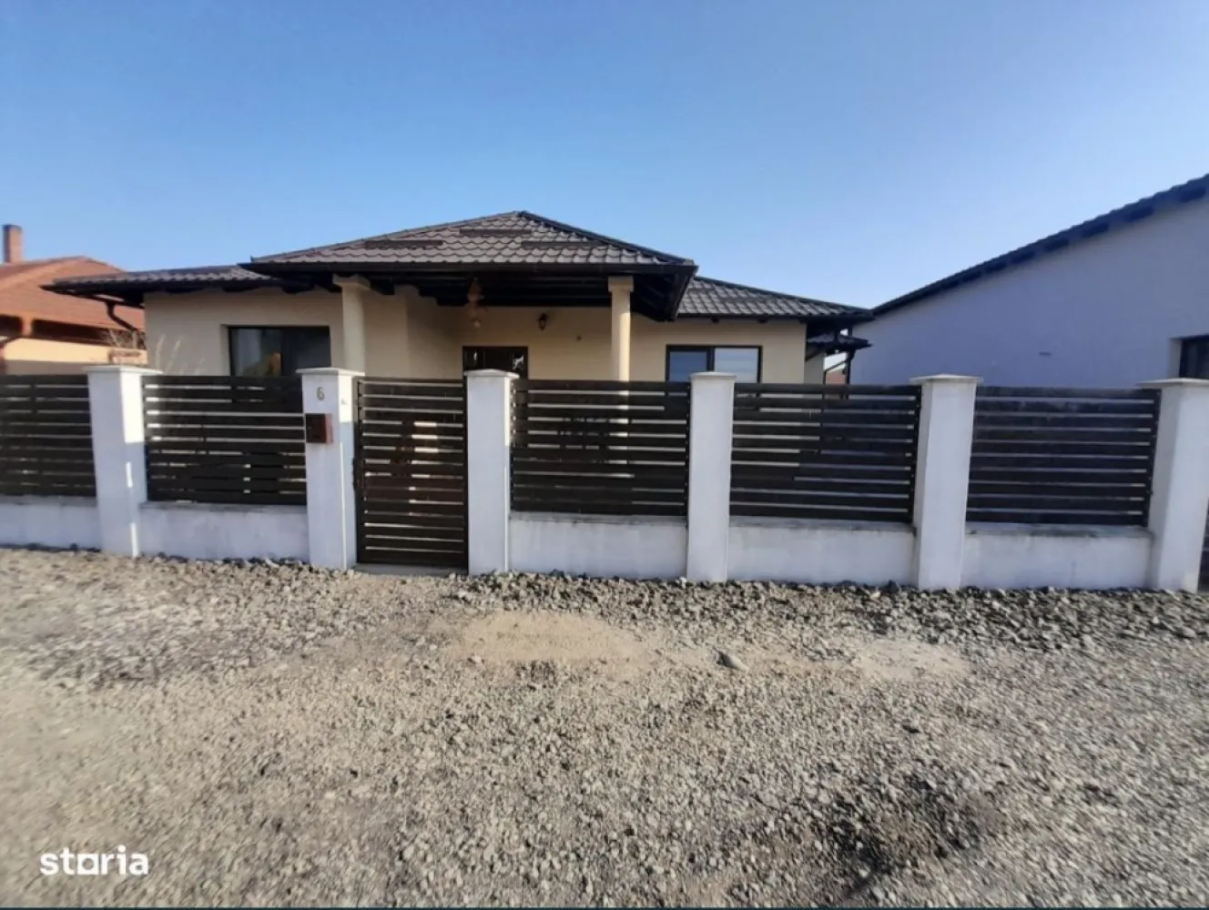 Casa mobilata cartier Marcus Satu Mare - Vând casă mobilată pe strada Amurgului, Cartier Marcus (între Satu Mare și Lazuri), finalizată în 2018, cu toate utilitățile, încălzire în pardoseală, decomandată, cu 3 dormitoare, un living, bucătărie, 2 băi, dressing, pod și o magazie în spatele curții. Suprafata terenului: 500 mp. Front teren: 17 m. Curtea este pavata, iar in spatele casei este gazon. Pentru mai multe imagini si informatii, in privat.