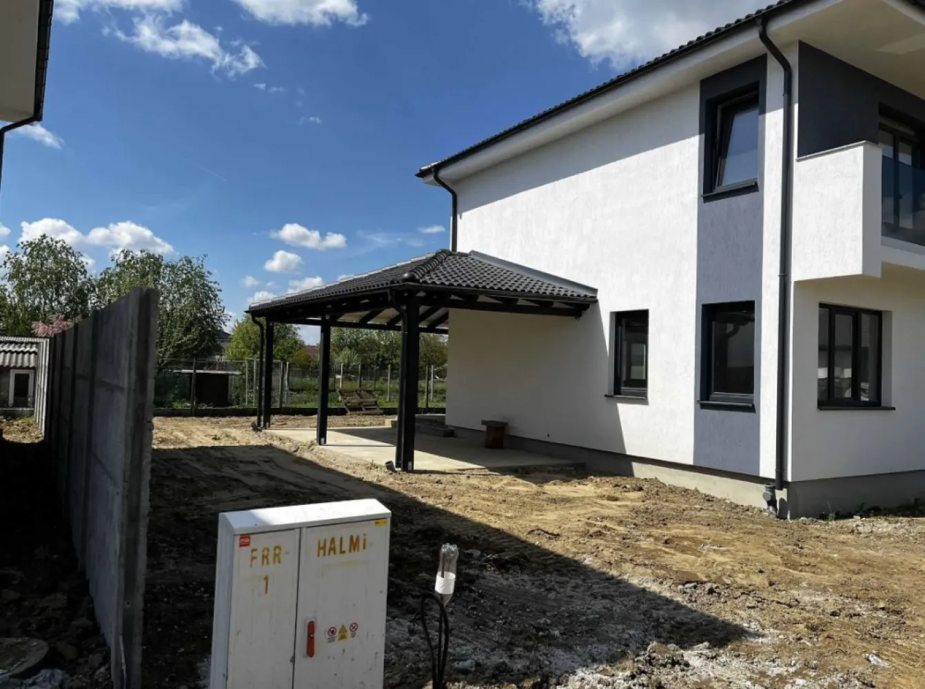 Vand casa Drumul Odoreului122 mp utili - Proprietar, Vand Casa noua , Zona Odoreului Cartier Iris 2 , vizavi de sala de nunta

Suprafata construita este de 155mp , utila de 122 mp 
+ 40 mp terasa si garaj acoperit , gata finisat , vopsit in Alb

Suprafata terenului este de 340 mp

Casa se preda in urmatoarele conditii :
- toate utilitatile , Curent , Gaz , apa , canal , RDS 
Gard din placi de beton despartitoare intre case
Gard din beton la strada
- Interior tencuit, gletuit si Vopsit Alb

-Geamuri termopan Rehau Synego cu 7 camere ,3 sticla si 3 garnituri + pervaze interior si exterior

- Instalatie electrica 

-instalatie sanitara cu incalzire in pardosea la parter si etaj

- Exterior izolat cu polistiren de 10 cm + silicat

- Balustrada din sticla securizata si laminata de 16 mm

Compartimentare parter
-Hol , 
-Living ,
-bucatarie , 
-baie , 
-terasa si garaj

Compartimentare etaj
- 3 dormitoare
-1 baie
-1 dresing
-hol + urcare in pod

Pt informatii 0 ************************ 2