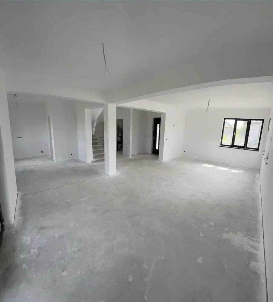 Vand casa Drumul Odoreului122 mp utili - Proprietar, Vand Casa noua , Zona Odoreului Cartier Iris 2 , vizavi de sala de nunta

Suprafata construita este de 155mp , utila de 122 mp 
+ 40 mp terasa si garaj acoperit , gata finisat , vopsit in Alb

Suprafata terenului este de 340 mp

Casa se preda in urmatoarele conditii :
- toate utilitatile , Curent , Gaz , apa , canal , RDS 
Gard din placi de beton despartitoare intre case
Gard din beton la strada
- Interior tencuit, gletuit si Vopsit Alb

-Geamuri termopan Rehau Synego cu 7 camere ,3 sticla si 3 garnituri + pervaze interior si exterior

- Instalatie electrica 

-instalatie sanitara cu incalzire in pardosea la parter si etaj

- Exterior izolat cu polistiren de 10 cm + silicat

- Balustrada din sticla securizata si laminata de 16 mm

Compartimentare parter
-Hol , 
-Living ,
-bucatarie , 
-baie , 
-terasa si garaj

Compartimentare etaj
- 3 dormitoare
-1 baie
-1 dresing
-hol + urcare in pod

Pt informatii 0 ************************ 2