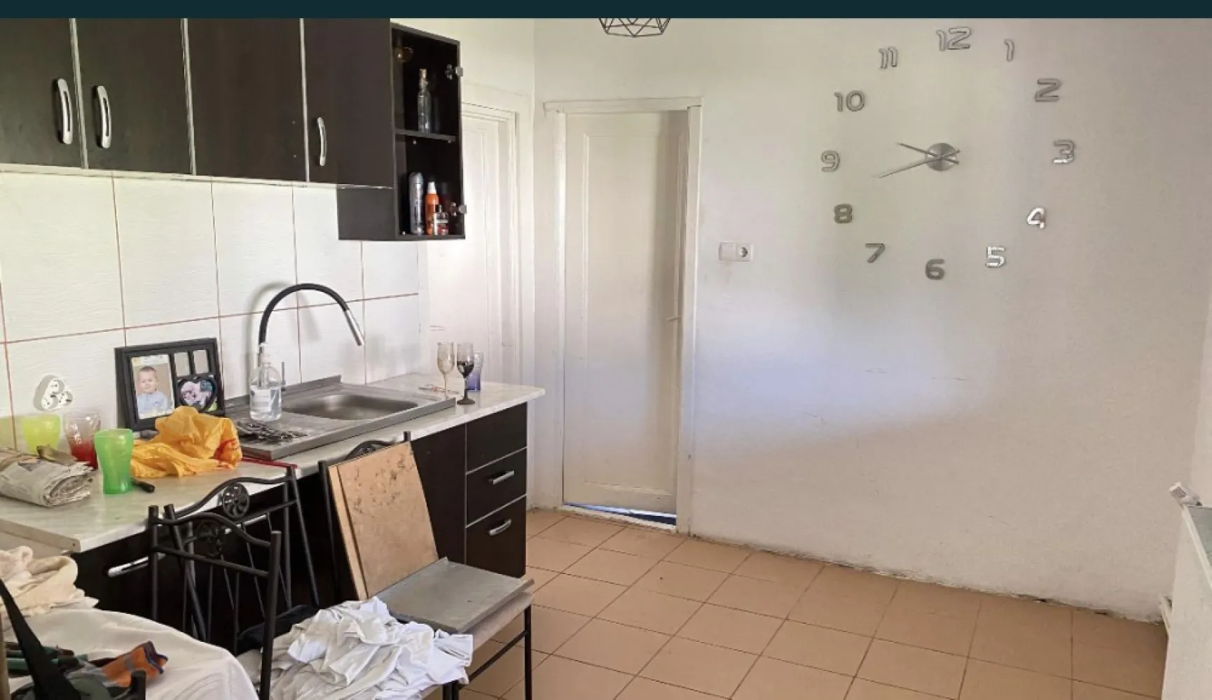 Casa de vanzare - Vand casa cu 7,15ari de teren in centrul comunei Viile Satu Mare , casa ii compusă din 1 camera , bucatarie,debara,baie terasa, sala de cazan,casa dispune de încălzire centrala cu cazan viadrus pe lemne, Imediat ocupabila!!accept schimb cu garsoniera zona burdea sau Ap 2 cam plus dif. Pret 33000 euro .inf 07******31